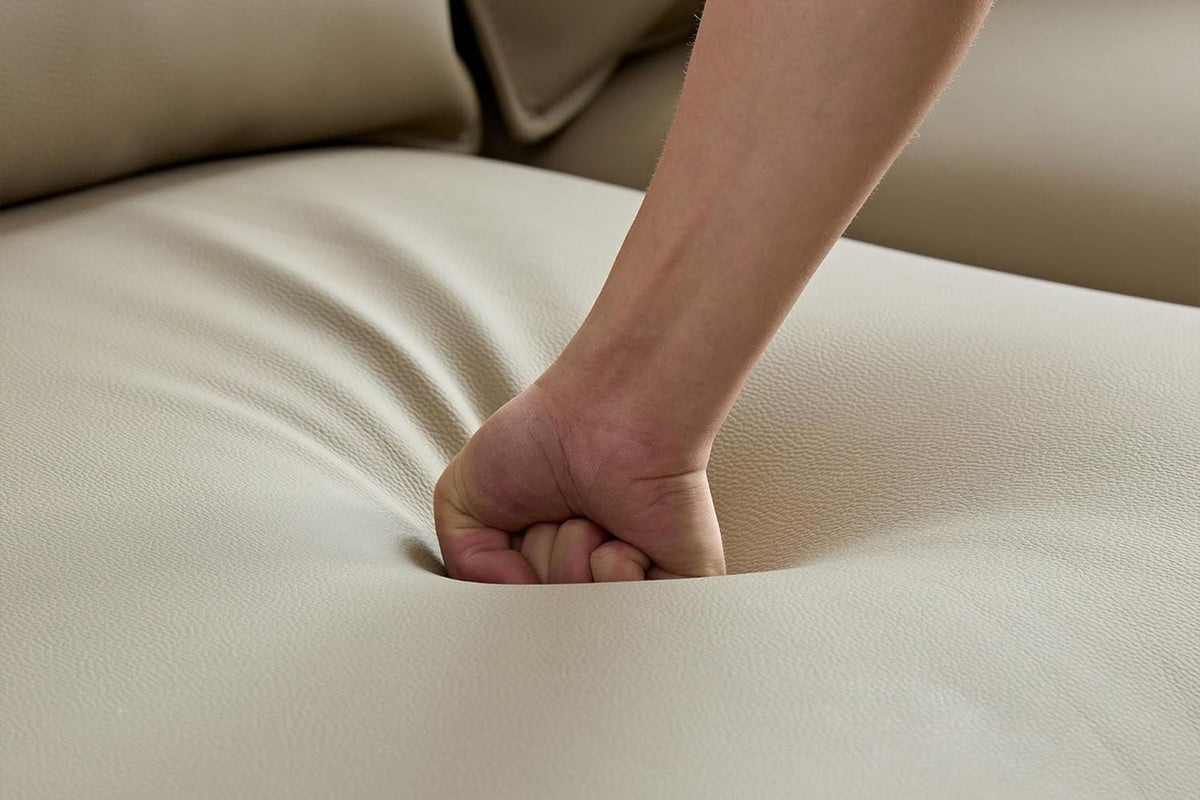 Braunes Ecksofa Venedik mit glattem Kunstlederbezug, rechter Ausrichtung, sieben Kissen und Kunststoffbeinen auf hellem Hintergrund.
