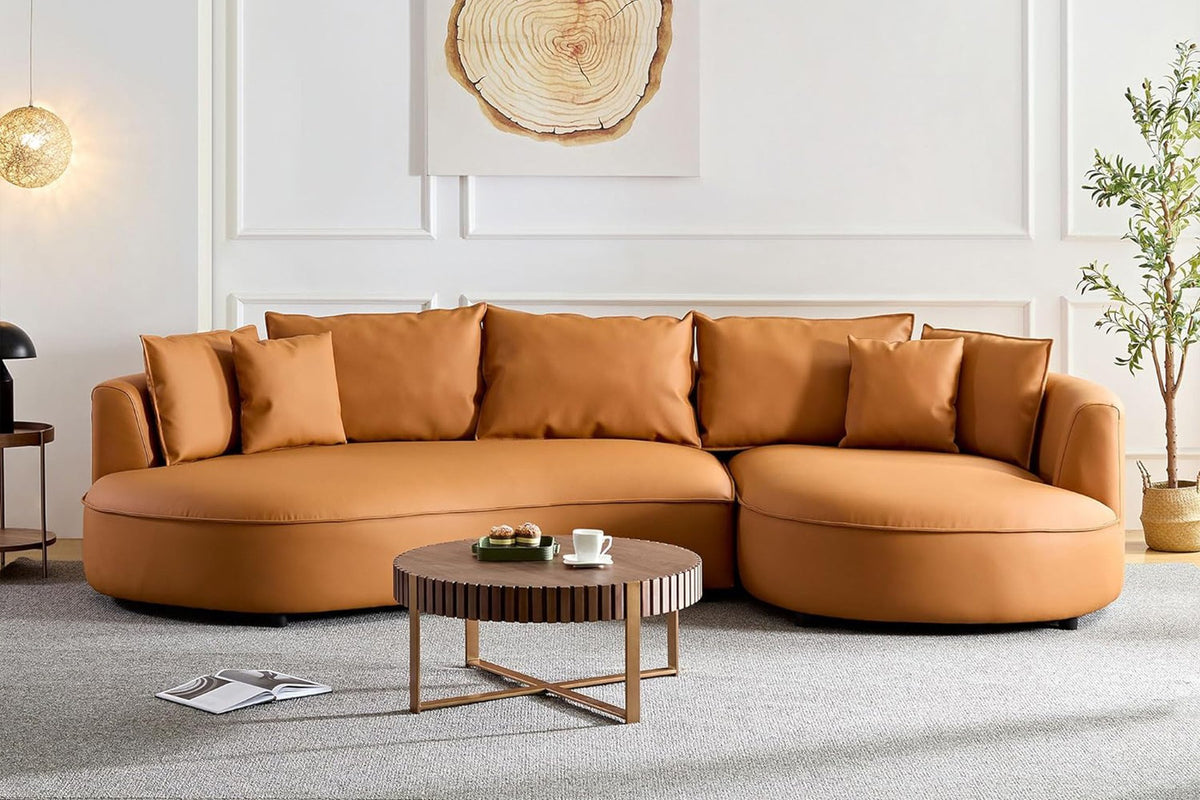 Oranges Ecksofa Venedik von Hanah Home mit glattem Kunstlederbezug, Holzgestell, Kunststoffbeinen und sieben losen Kissen im Wohnraum