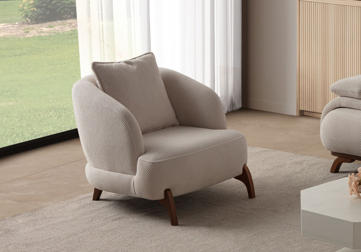 Beiger Ohrensessel mit Hainbuche-Gestell, Polyesterbezug in Tuna-Struktur, Holzbeinen und abnehmbarem Rückenkissen, Wing-Chair-Form.