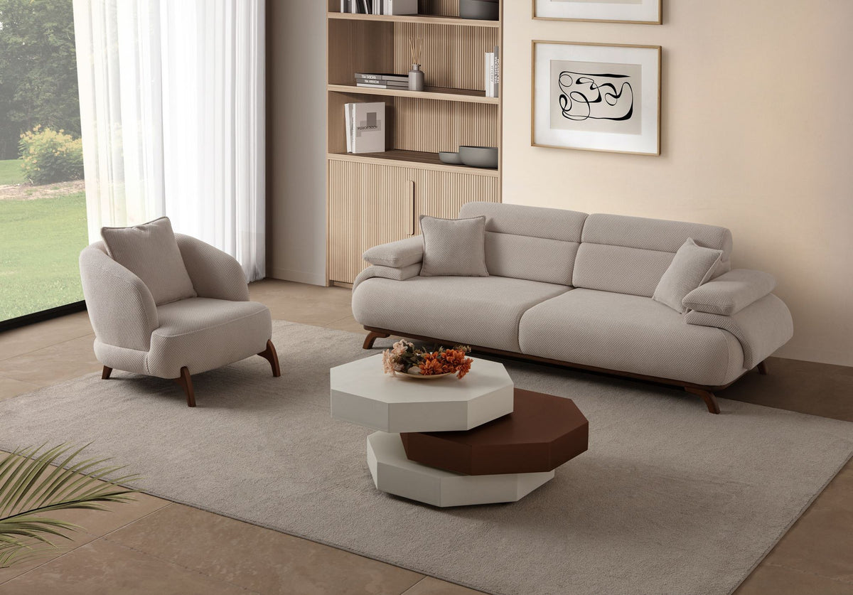 Beiger Ohrensessel mit Hainbuche-Gestell, Polyesterbezug in Tuna-Struktur, Holzbeinen und abnehmbarem Rückenkissen, Wing-Chair-Form.