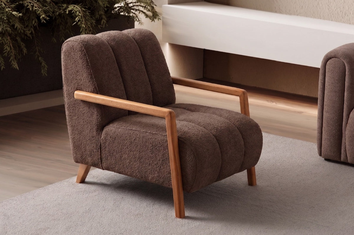 Brauner Ohrensessel N-Line von Hanah Home mit Boucle-Stoff, klassischer Flügelform, Holzbeinen und beigem Sitzkissen auf hellem Untergrund.