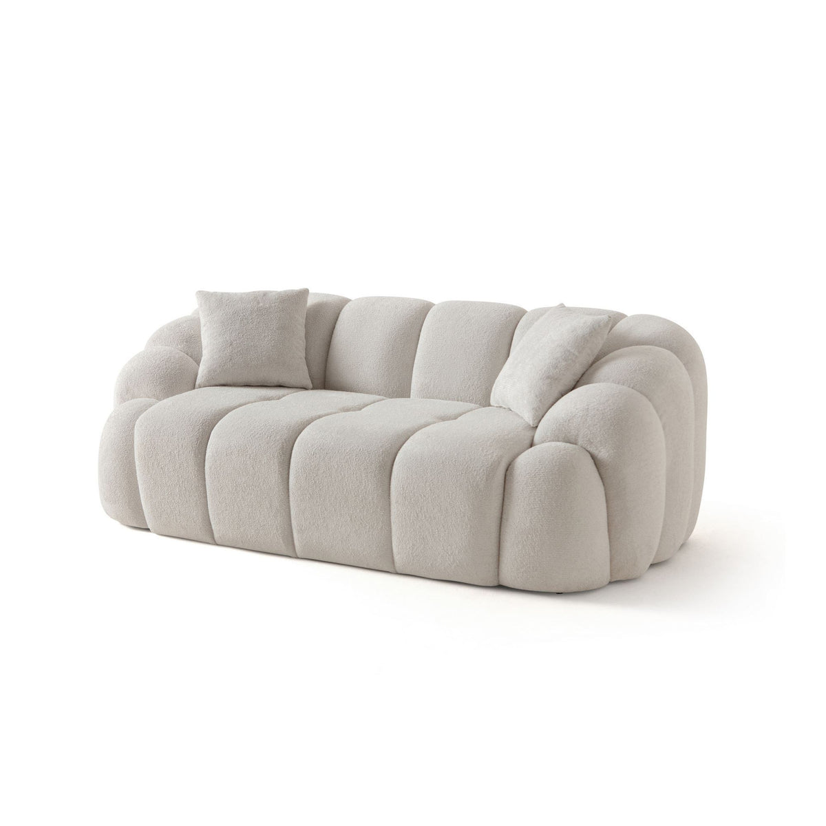 Weisses 2-Sitzer Sofa Octavio von Hanah Home mit Polyesterbezug in Venus-Struktur, Gestell aus Hainbuche, Kunststoffbeinen und zwei Kissen.