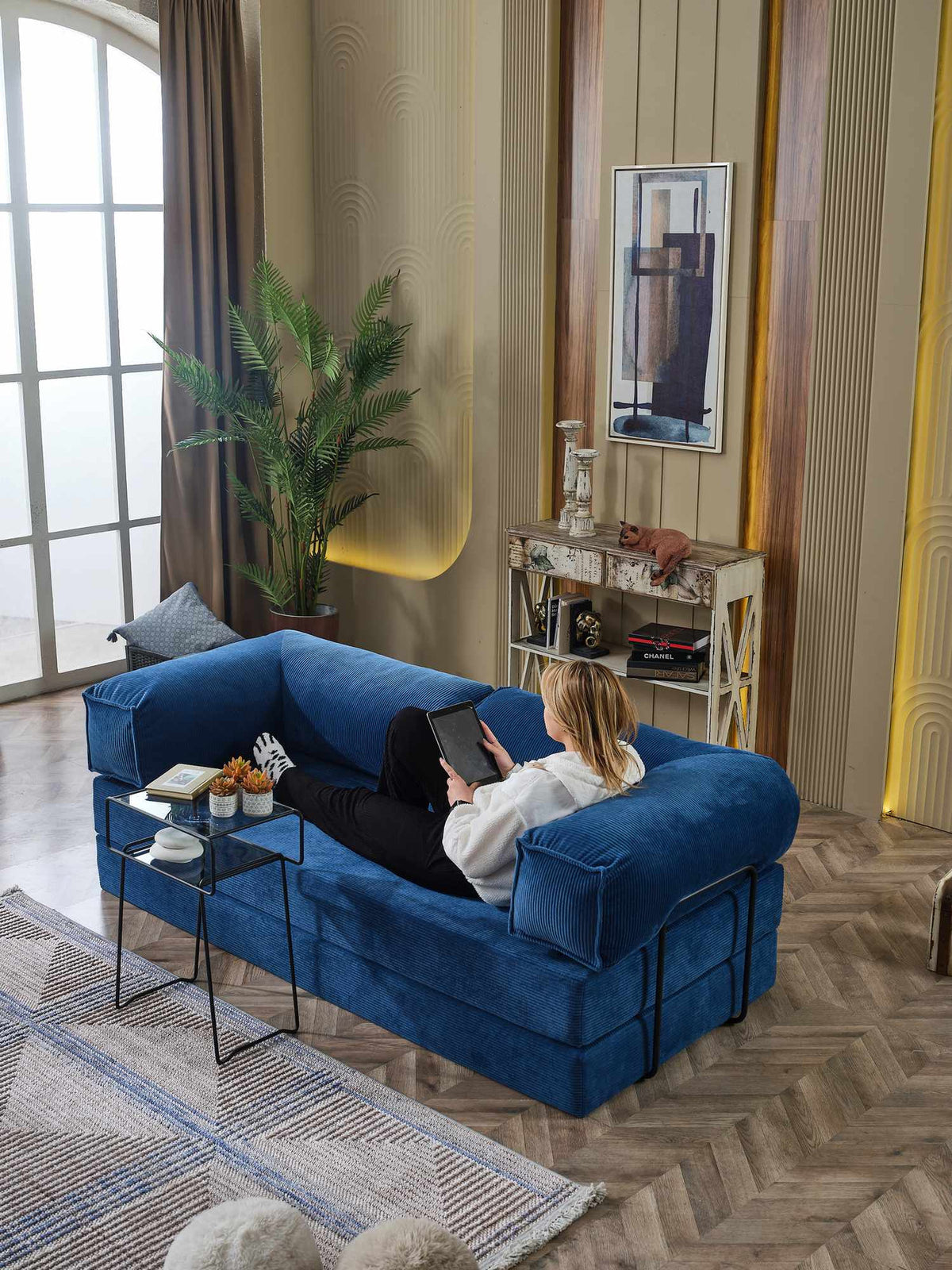 Dunkelblaues 3-Sitzer Schlafsofa Kanepe 200 von Hanah Home aus Polyester und Leinen, mit Eisenstützstreben und ausklappbarer Liegefläche.