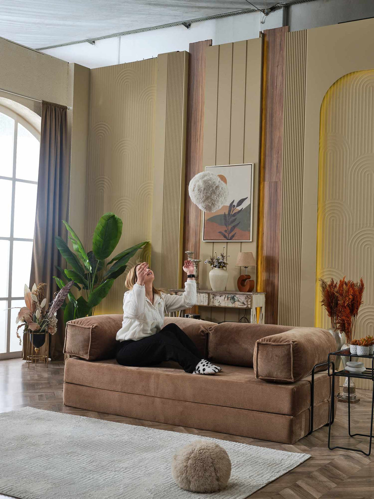 Dreisitzer-Schlafsofa Kanepe 200 von Hanah Home in Mink-Farbton, Bezug aus Polyester und Leinen, mit sichtbaren Eisenstützstreben und abnehmbarem Sofabezug.