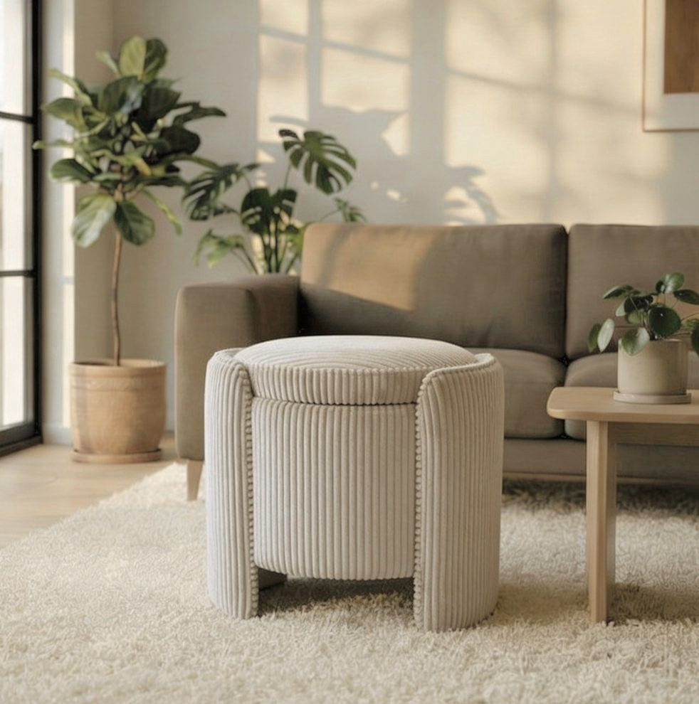 Beiger Sitzhocker Cuddle Pouf von Hanah Home mit Cord-Bezug, abnehmbarem Deckel, sichtbarem Stauraum und Korpus aus Spanplatte und Pappel-Sperrholz.