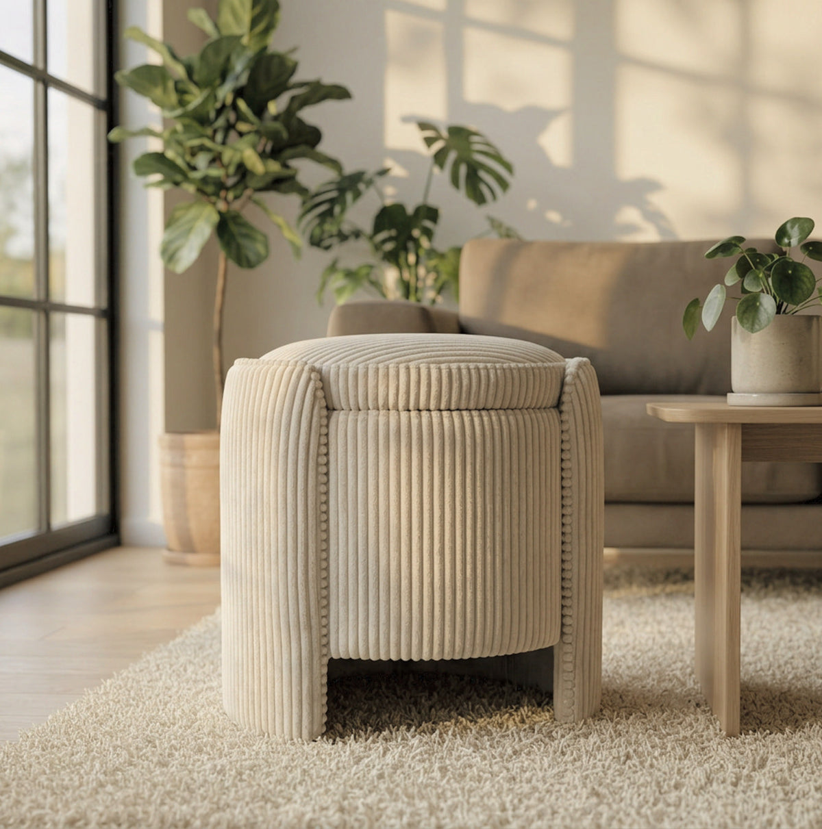 Beiger Sitzhocker Cuddle Pouf von Hanah Home mit Cord-Bezug, abnehmbarem Deckel, sichtbarem Stauraum und Korpus aus Spanplatte und Pappel-Sperrholz.