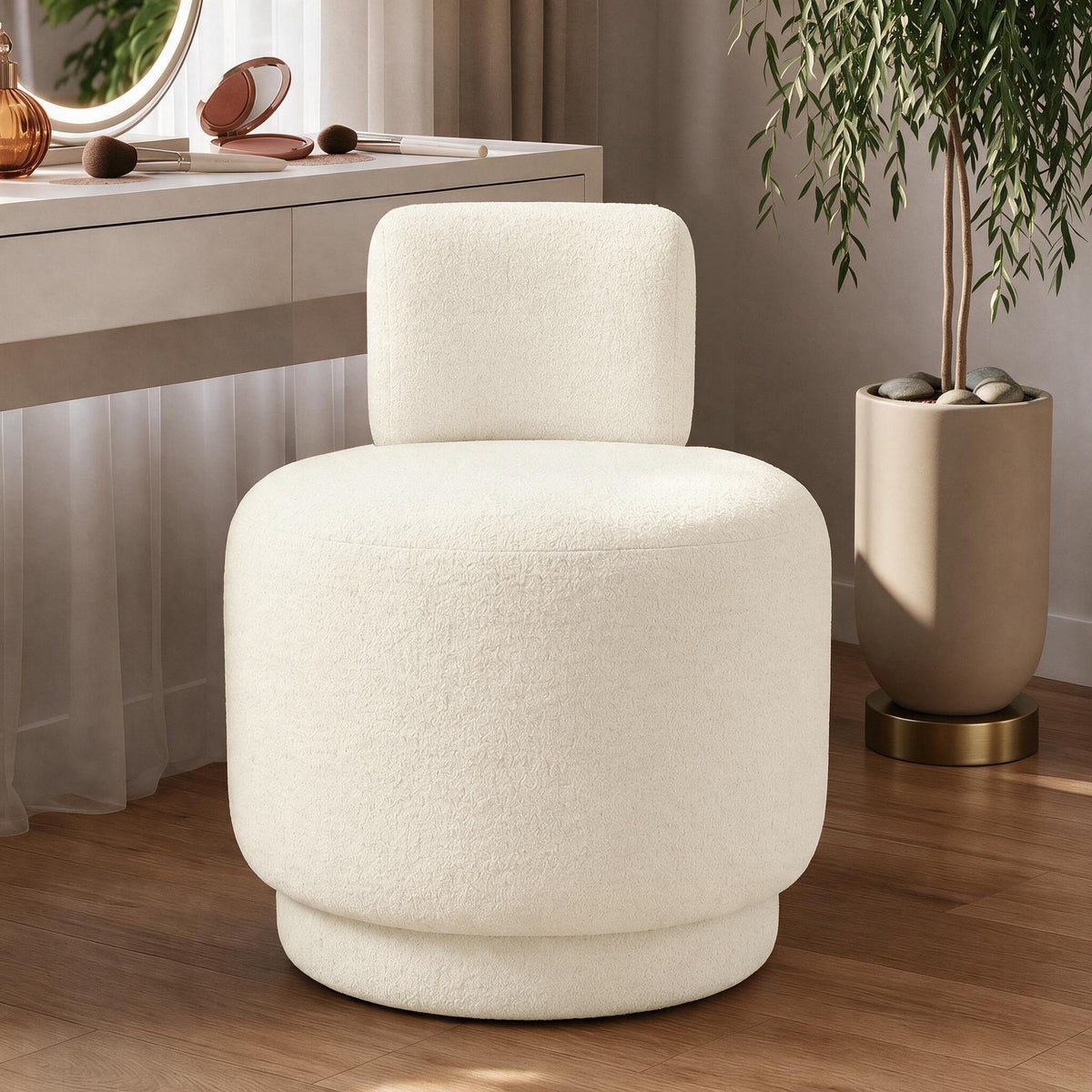Ohrensessel Guess in Off-White mit bouclé-strukturiertem Polyesterbezug, hohen Seitenlehnen und kurzen Holzbeinen, Frontalansicht.