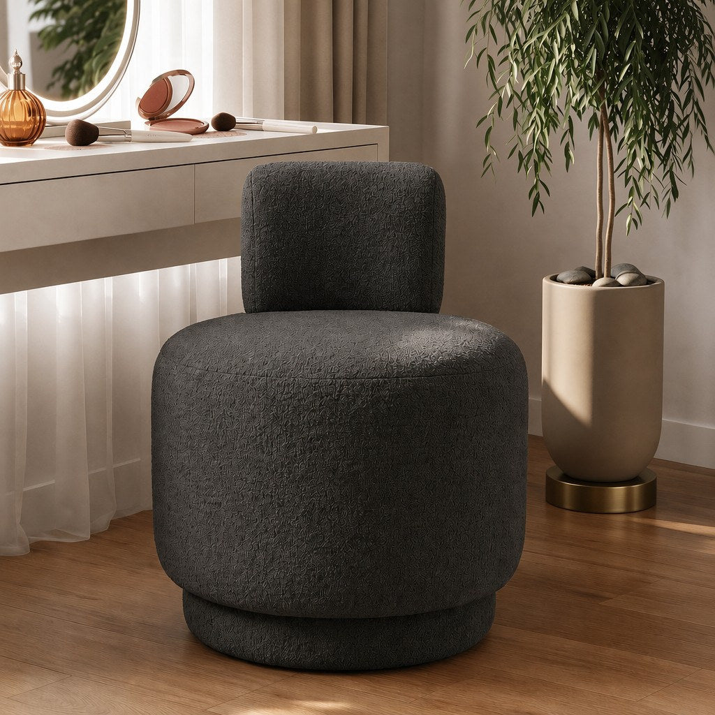 Dunkelgrauer Ohrensessel Guess von Hanah Home mit strukturiertem Bouclé-Stoffbezug, geschwungener Rückenlehne und Holzgestell, freigestellte Studioaufnahme.