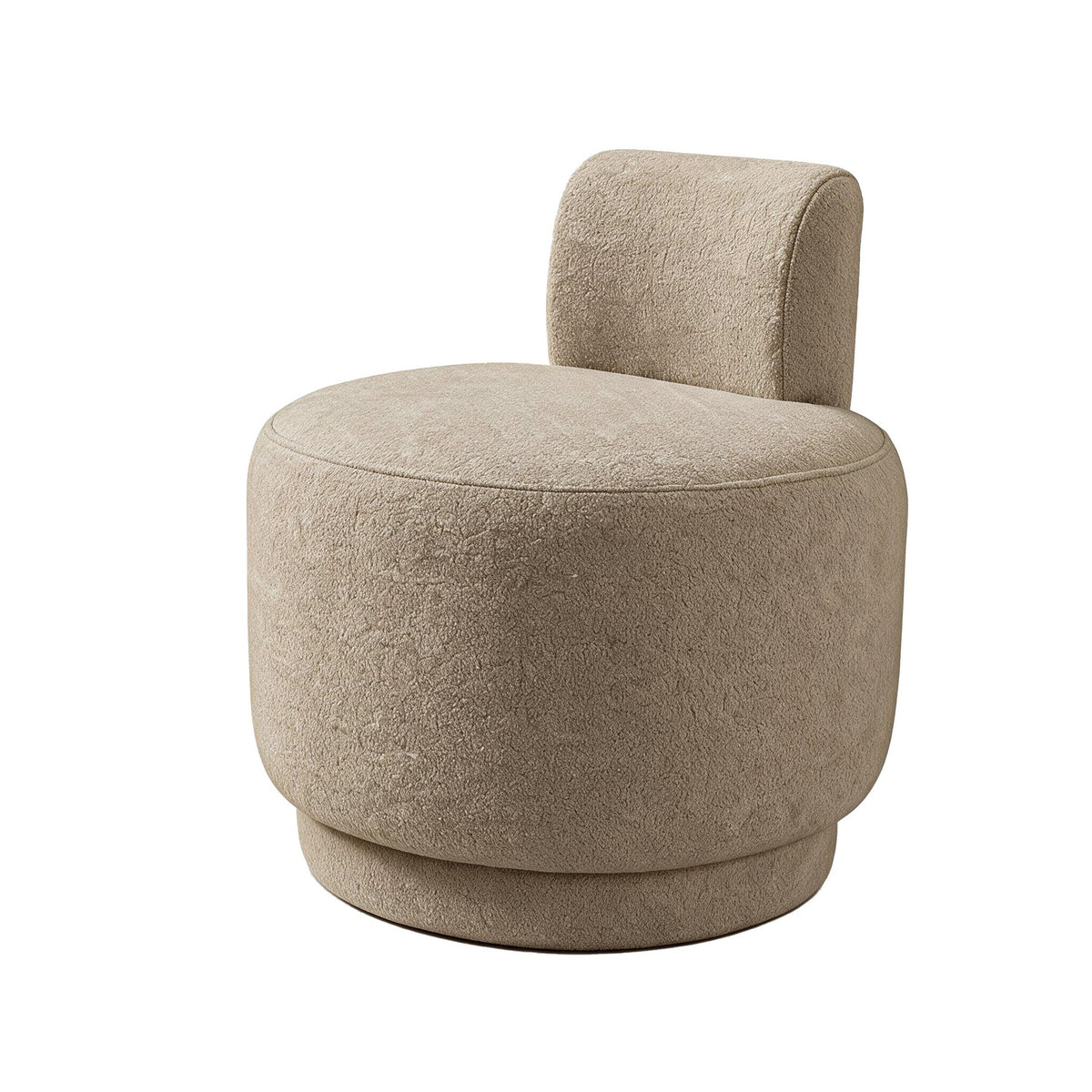 Ohrensessel Guess in der Farbe Latte mit Bouclé-Bezug, Holzbeinen und geschwungener Rückenlehne, Sitzfläche gepolstert.