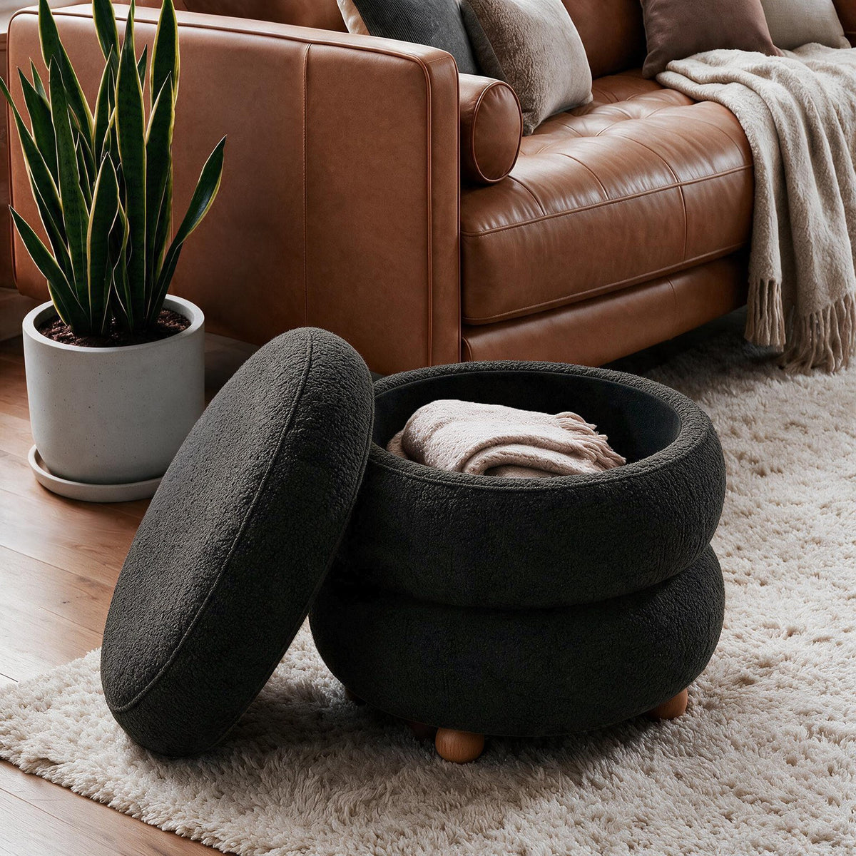 Dunkelgrauer Pouf Ottavia von Hanah Home mit gestricktem Polyesterbezug, Holzkugelfüssen und verborgenem Stauraum unter der Sitzfläche.