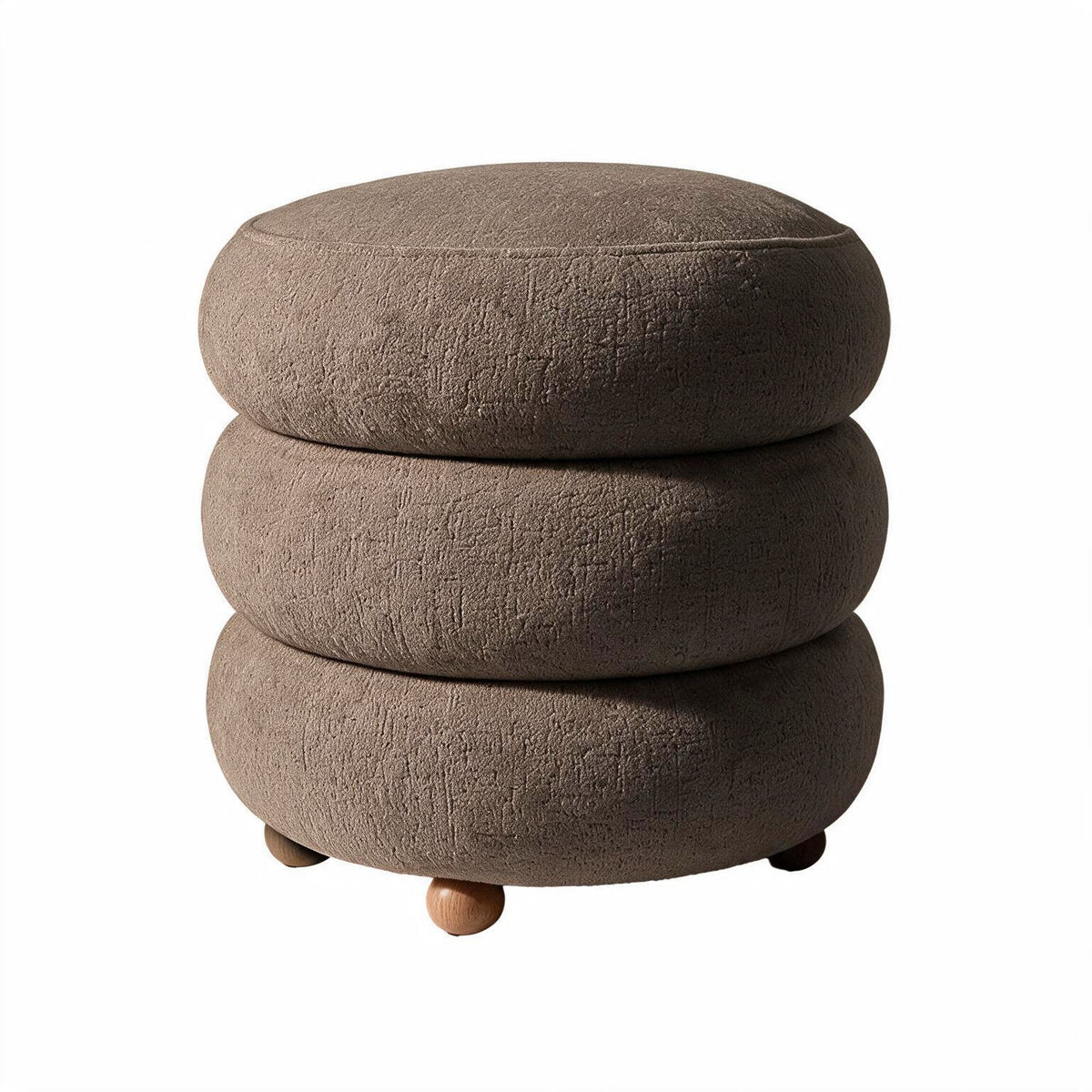 Runder Pouf in Mokka mit gestricktem Polyesterbezug, Holzkugelfüssen und Stauraumfunktion, Masse 43 x 43 x 45,5 cm.