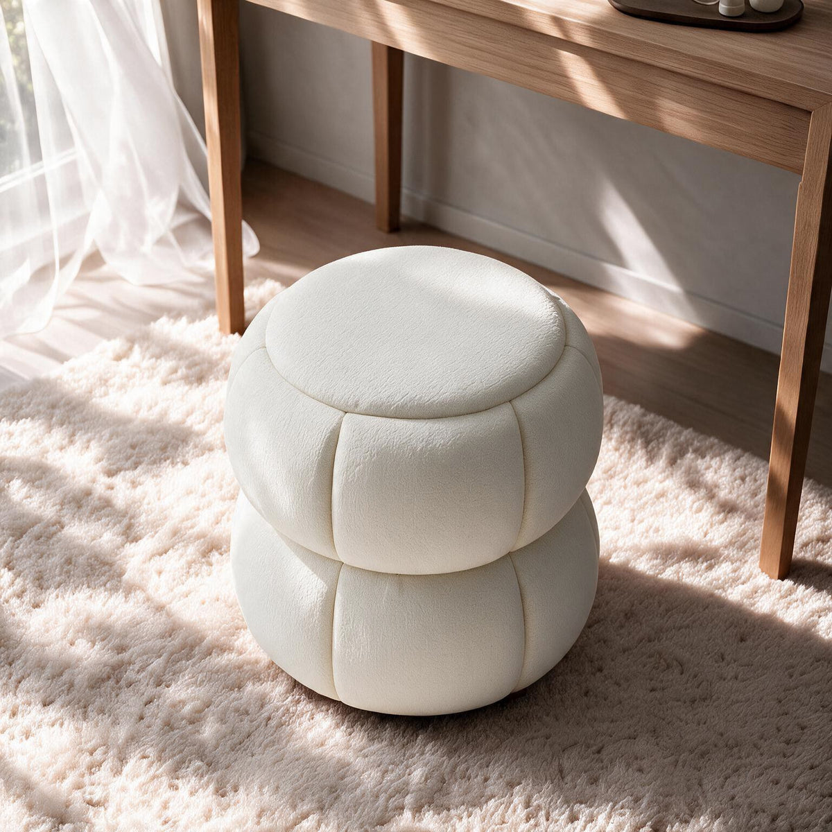 Off-White Pouf mit gestricktem Polyesterbezug, Holzkugelfüssen und Schaumstoffpolsterung, quadratische Form, 45x45x46 cm.