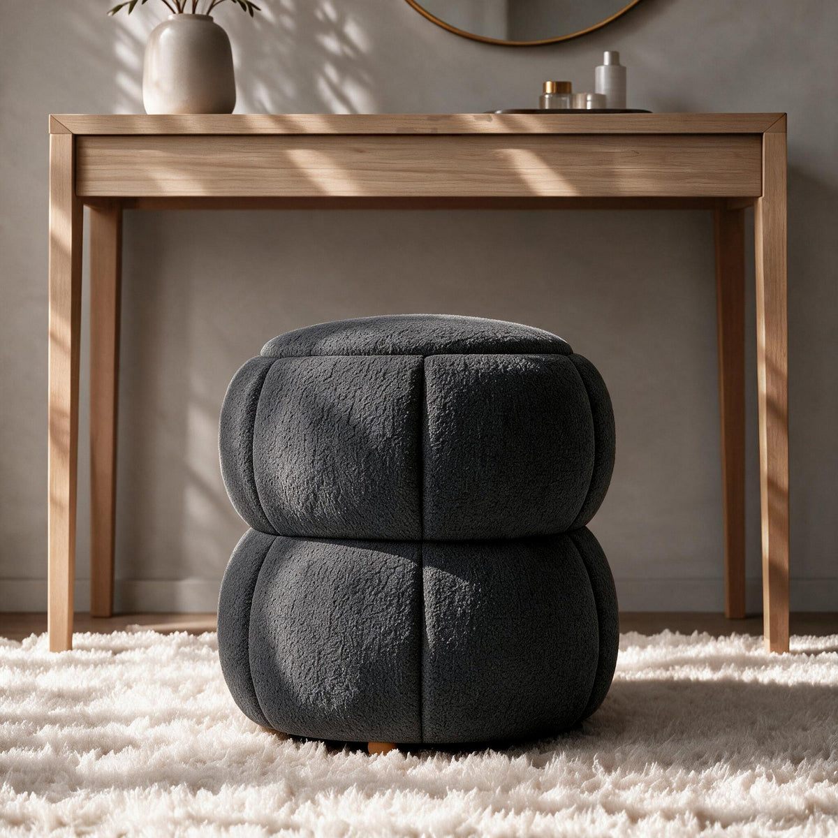 Dunkelgrauer Pouf mit gestricktem Polyesterbezug, Schaumstoffpolsterung und runden Holzfüssen, quadratische Form.