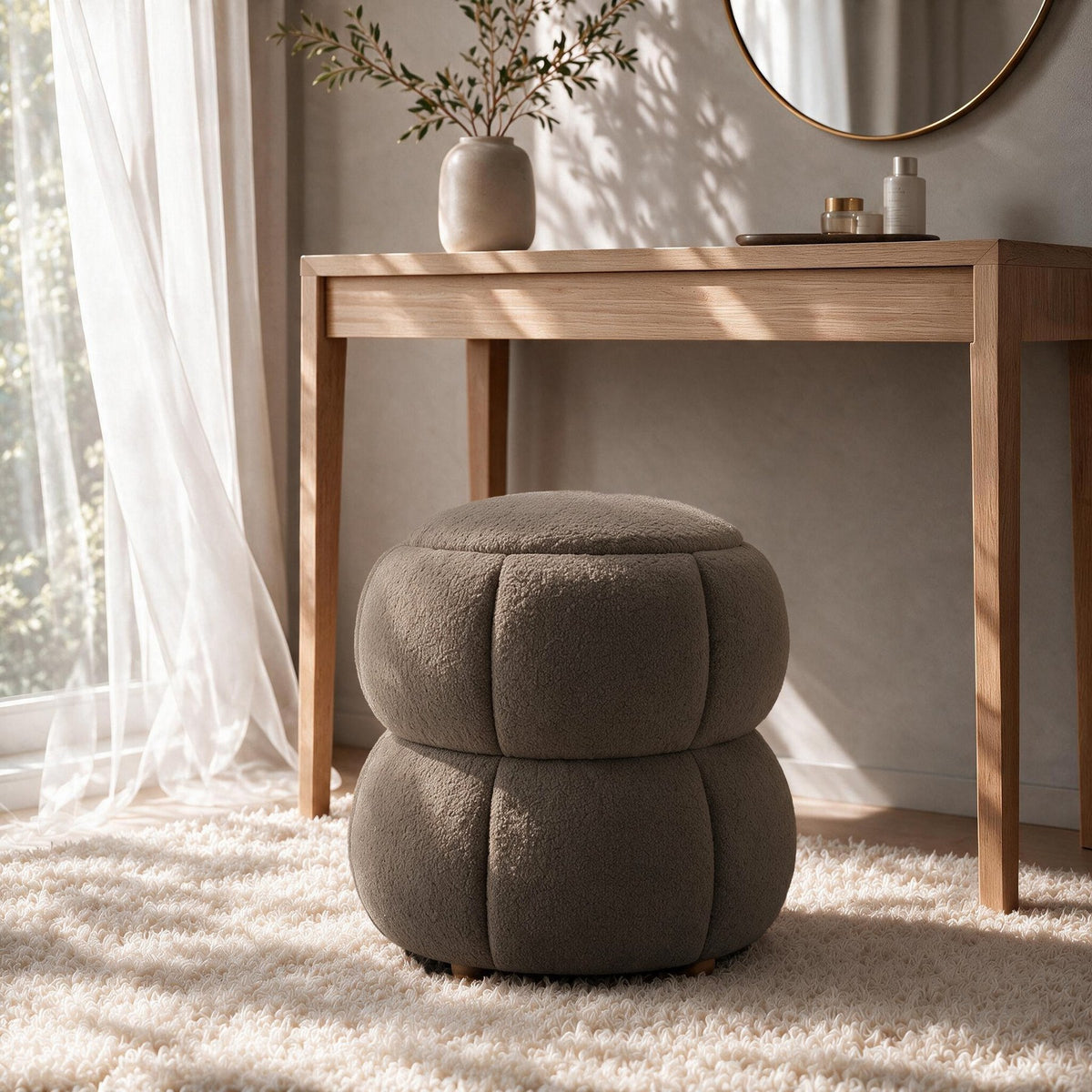 Runder Pouf in Mokka mit gestricktem Polyesterbezug, Holzkugelfüssen und gepolsterter Sitzfläche, Masse 45x45x46 cm.