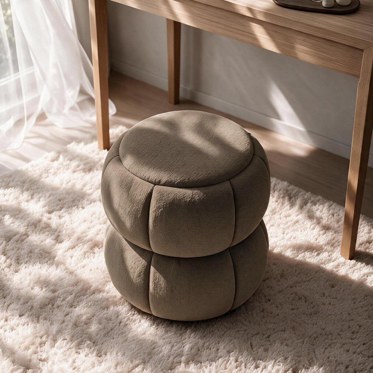 Runder Pouf in Mokka mit gestricktem Polyesterbezug, Holzkugelfüssen und gepolsterter Sitzfläche, Masse 45x45x46 cm.