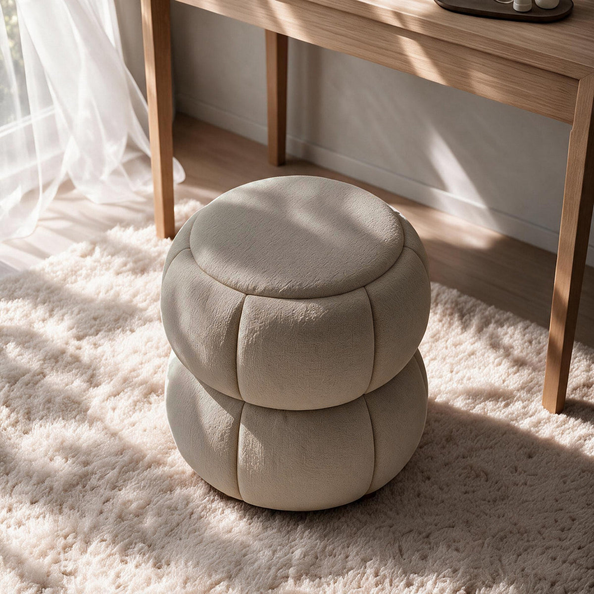 Softura Pouf in Latte von Hanah Home, rundes Sitzmöbel mit gestricktem Polyesterbezug und Holzkugelfüssen, frontale Ansicht auf hellem Untergrund.