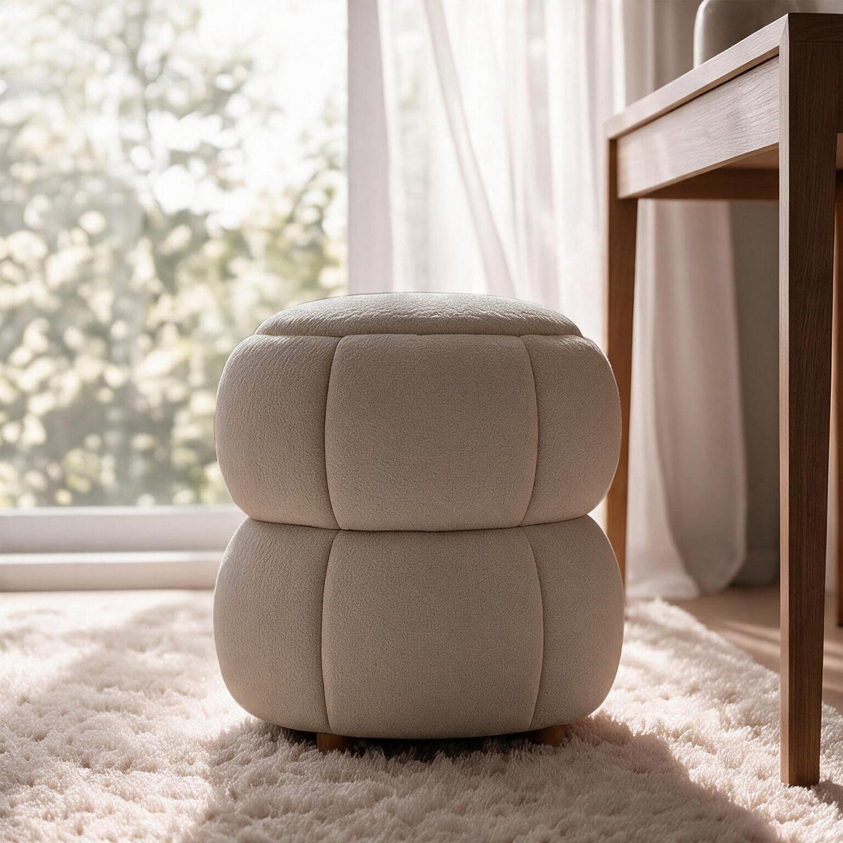 Softura Pouf in Latte von Hanah Home, rundes Sitzmöbel mit gestricktem Polyesterbezug und Holzkugelfüssen, frontale Ansicht auf hellem Untergrund.