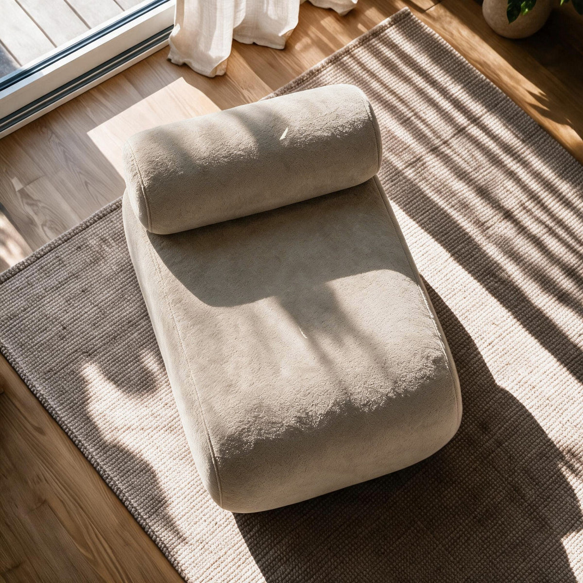 Cosmo Ohrensessel in Latte von Hanah Home mit gestricktem Polyesterbezug, Spanplattenrahmen und Kunststoffbeinen, klassische Wing-Chair-Form.