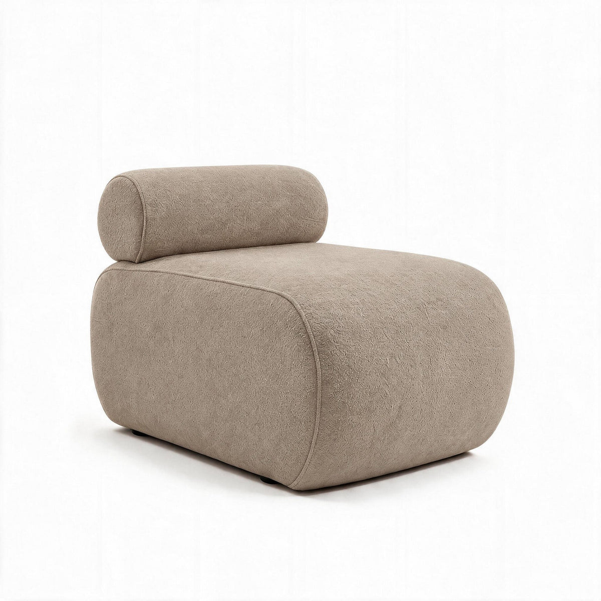 Cosmo Ohrensessel in Latte von Hanah Home mit gestricktem Polyesterbezug, Spanplattenrahmen und Kunststoffbeinen, klassische Wing-Chair-Form.