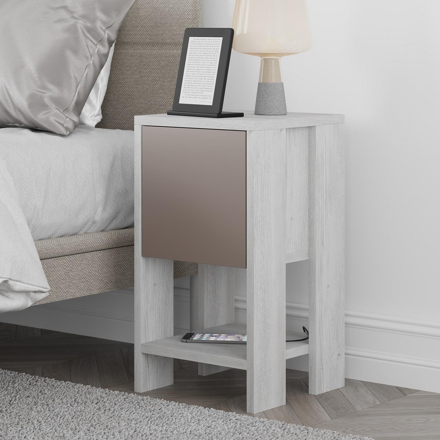 Ema - White, Light Mocha in Weiss
 Hell- Mokka präsentiert im Onlineshop von KAQTU Design AG. Nachttisch ist von Hanah Home