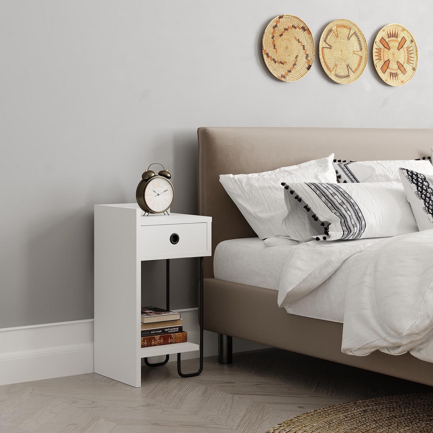 Sirius Left - White v2 in Weiss präsentiert im Onlineshop von KAQTU Design AG. Nachttisch ist von Hanah Home