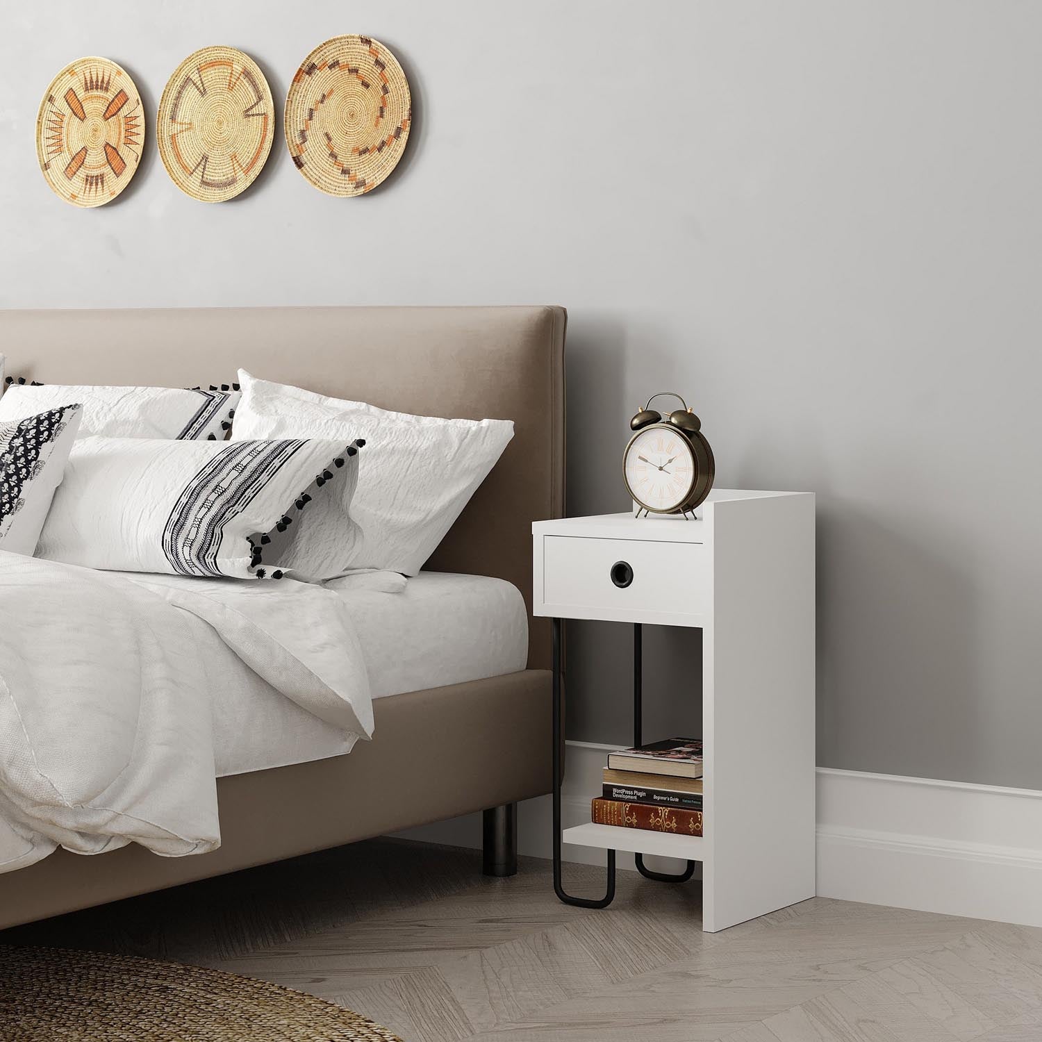 Sirius Right - White in Weiss präsentiert im Onlineshop von KAQTU Design AG. Nachttisch ist von Hanah Home