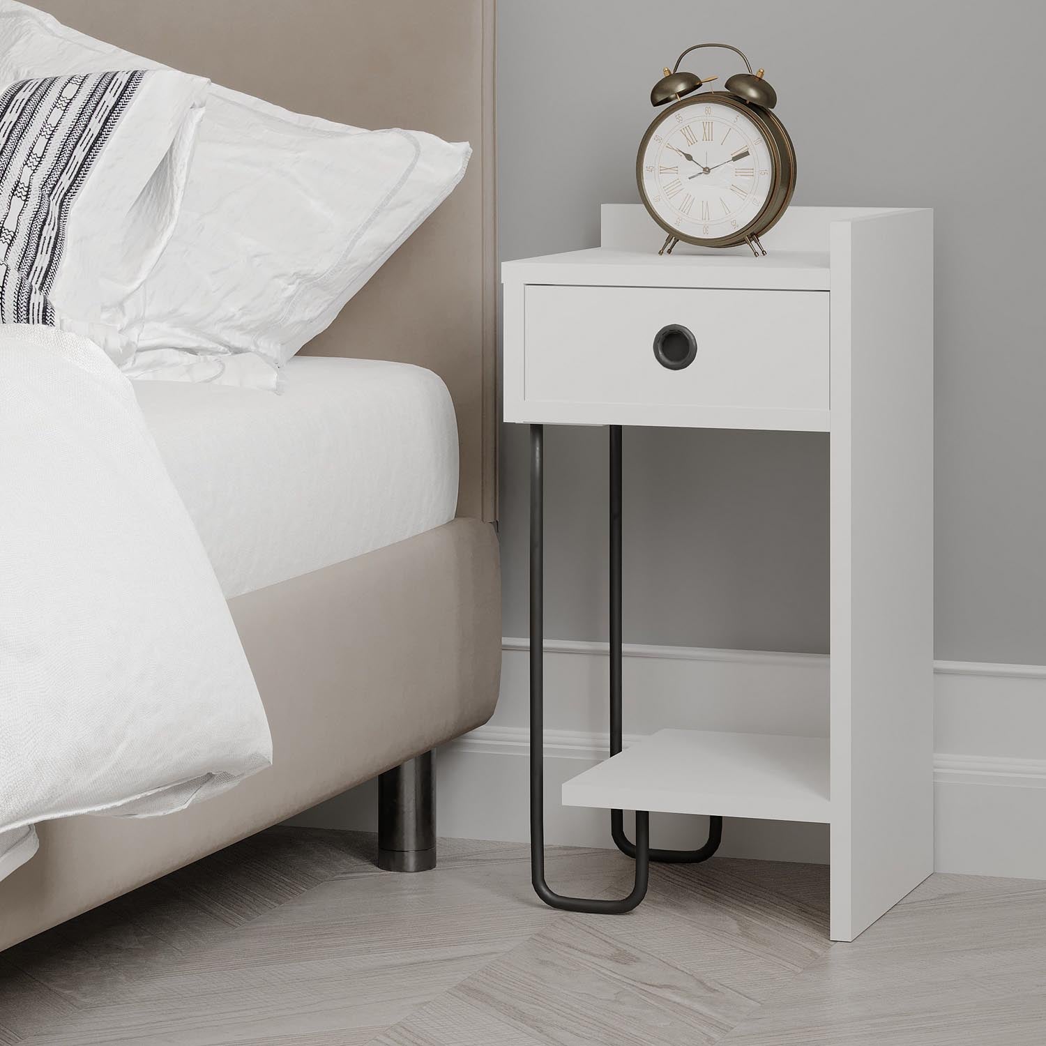 Sirius Right - White in Weiss präsentiert im Onlineshop von KAQTU Design AG. Nachttisch ist von Hanah Home