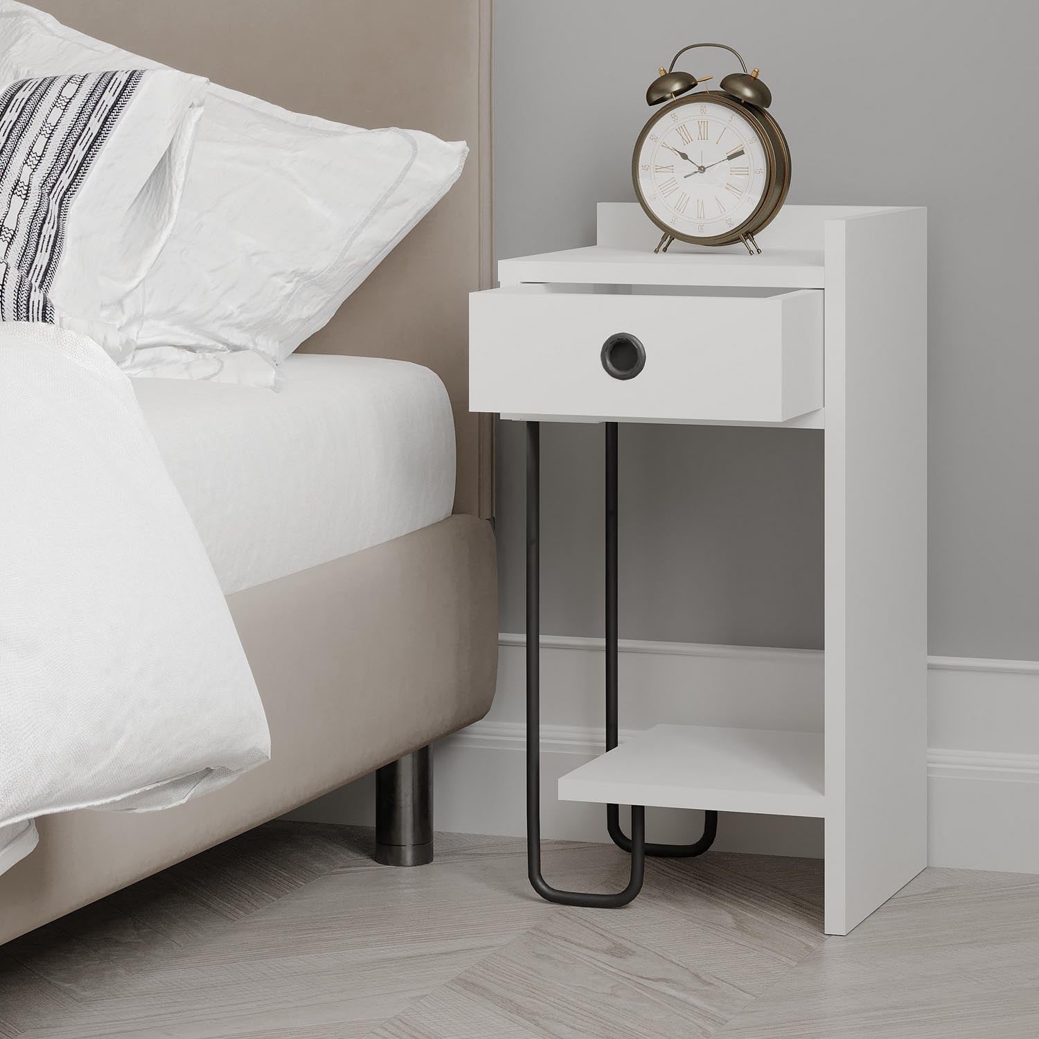 Sirius Right - White in Weiss präsentiert im Onlineshop von KAQTU Design AG. Nachttisch ist von Hanah Home