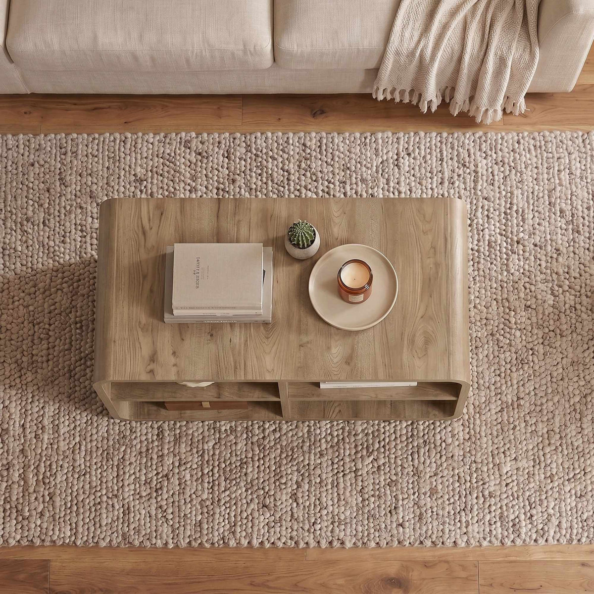 Couchtisch Rovel in Natur von Hanah Home, Korpus aus melaminbeschichteter Spanplatte mit abgerundeten MDF-Kanten und vier offenen Böden.