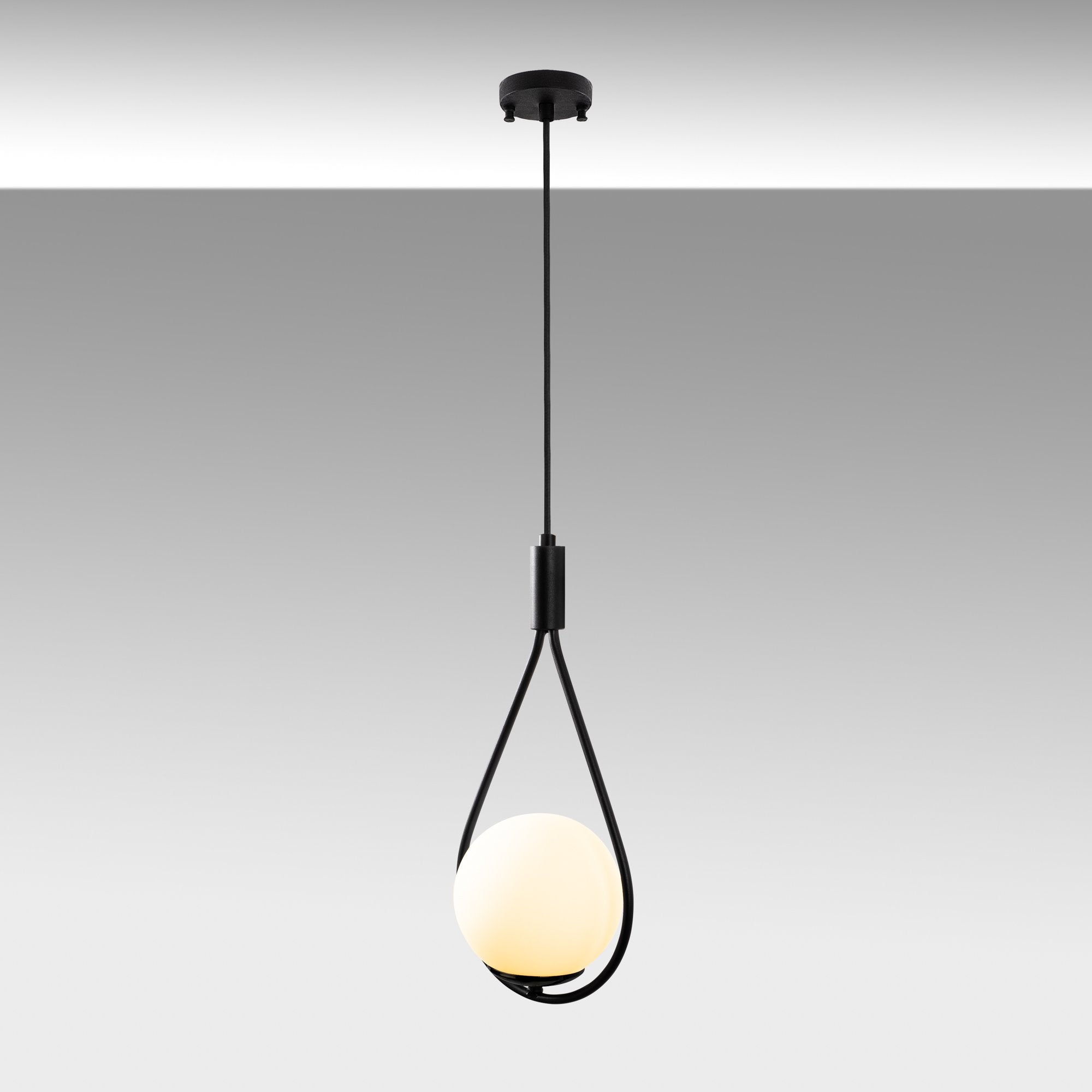 GMN-00008 in Schwarz präsentiert im Onlineshop von KAQTU Design AG. Pendelleuchte ist von Opviq
