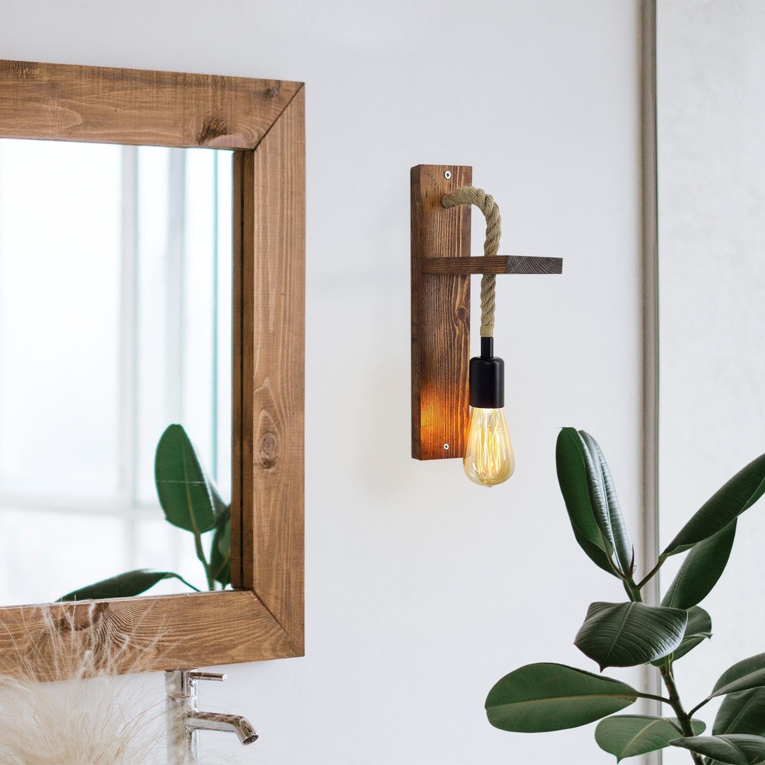 Ahşap Aplik 17 in Walnuss präsentiert im Onlineshop von KAQTU Design AG. Wandleuchte ist von Opviq