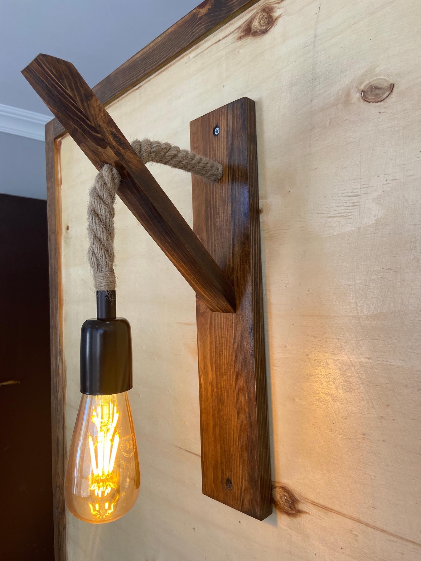 Ahşap Aplik 18 in Walnuss präsentiert im Onlineshop von KAQTU Design AG. Wandleuchte ist von Opviq