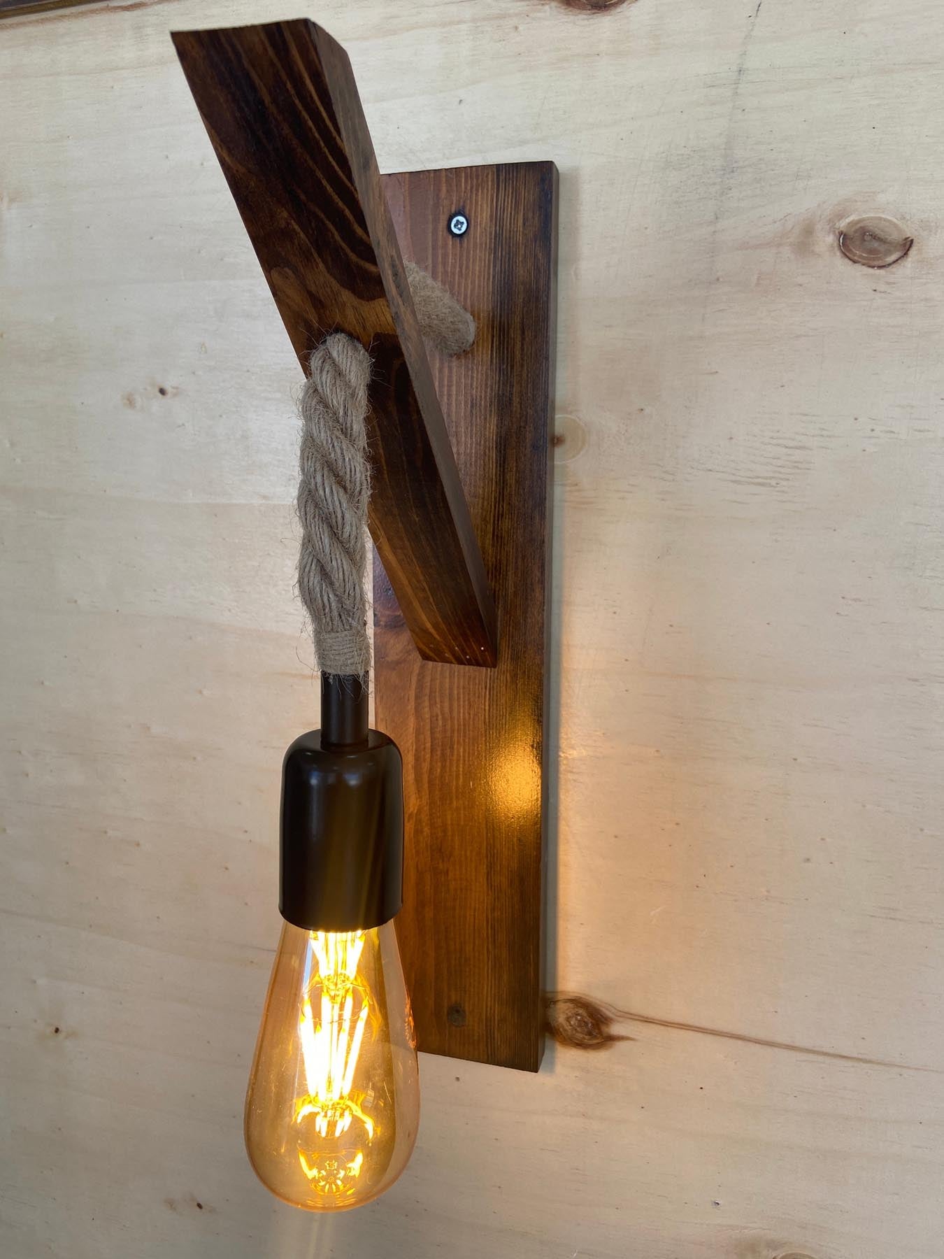 Ahşap Aplik 18 in Walnuss präsentiert im Onlineshop von KAQTU Design AG. Wandleuchte ist von Opviq