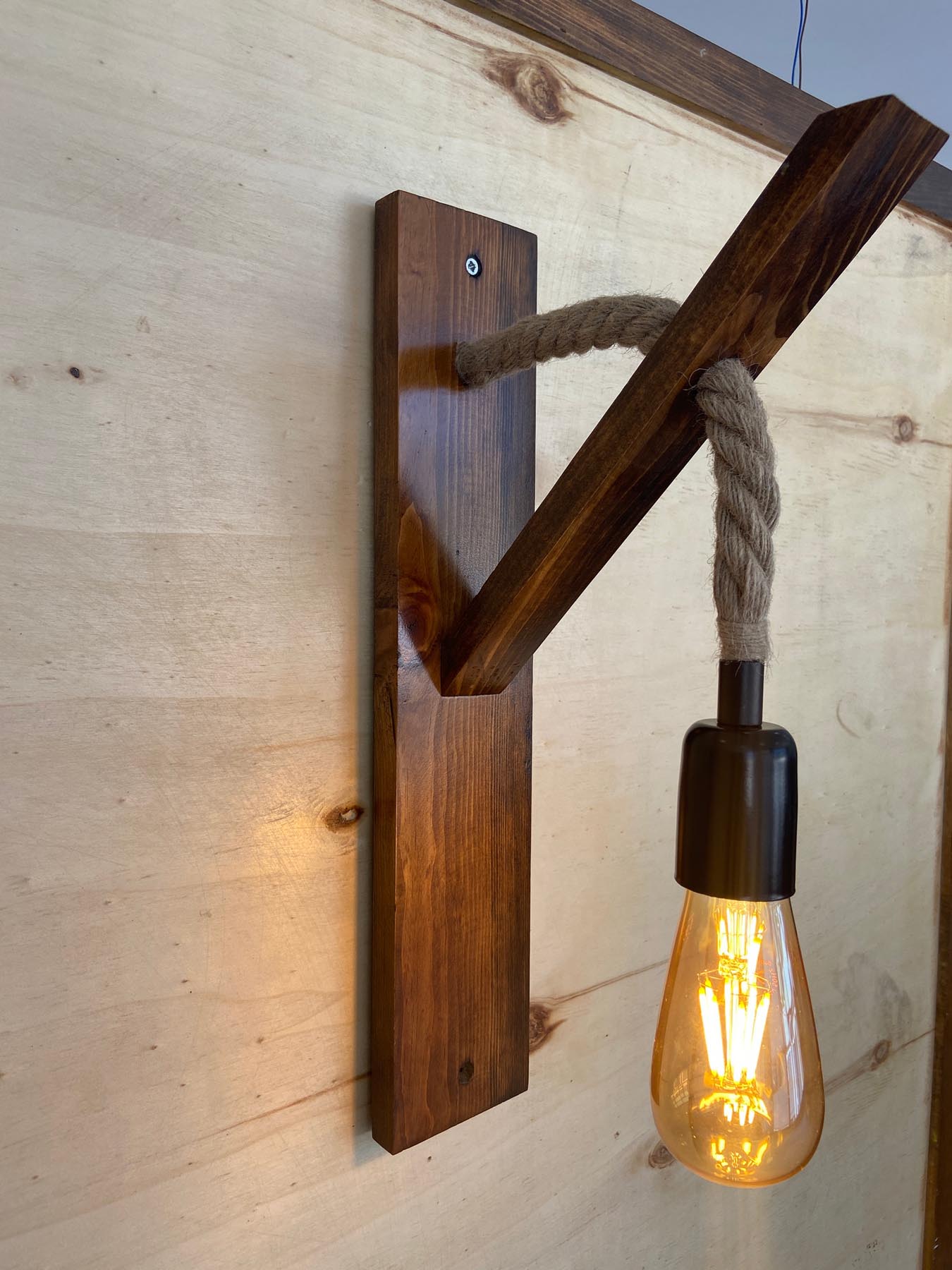 Ahşap Aplik 18 in Walnuss präsentiert im Onlineshop von KAQTU Design AG. Wandleuchte ist von Opviq