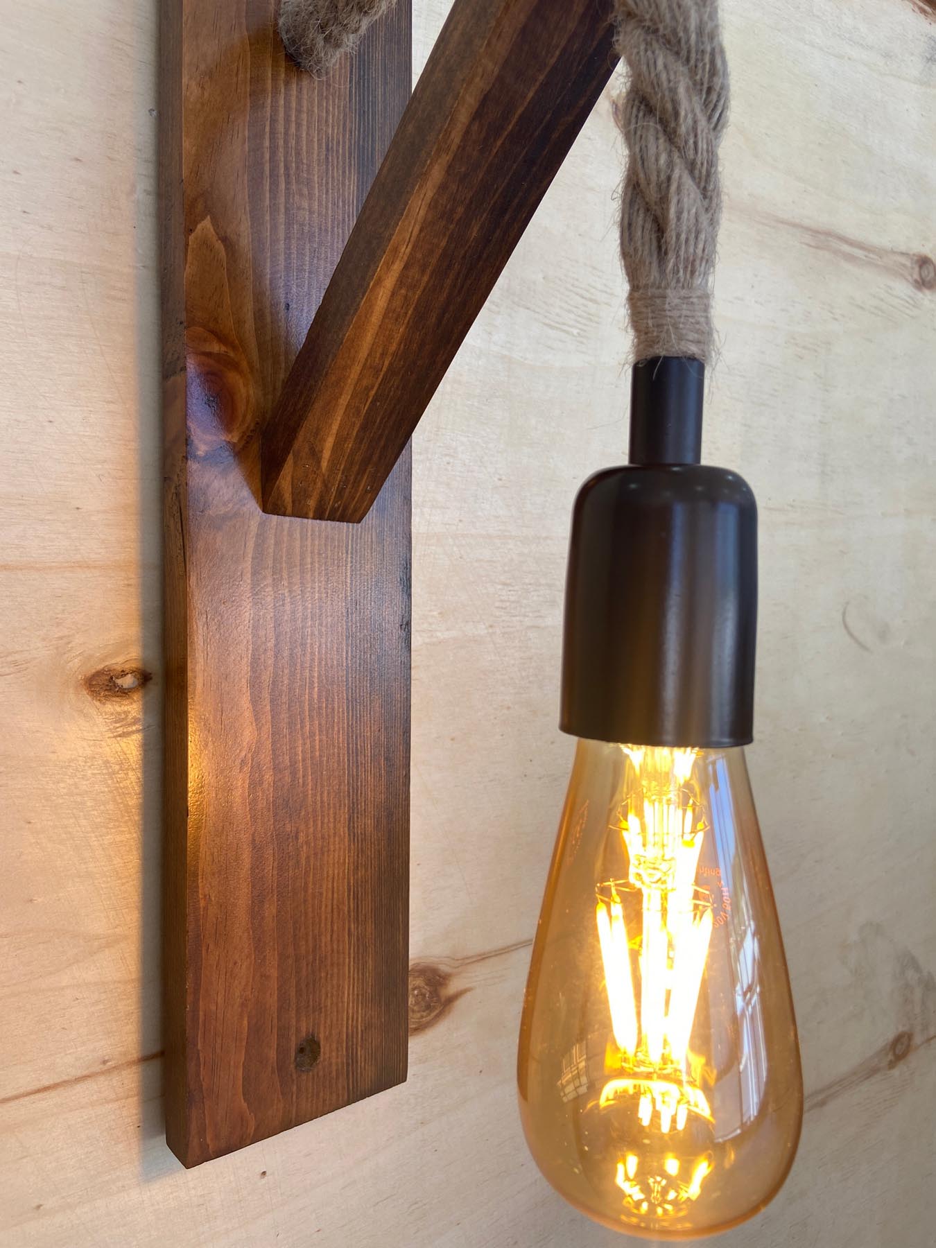Ahşap Aplik 18 in Walnuss präsentiert im Onlineshop von KAQTU Design AG. Wandleuchte ist von Opviq
