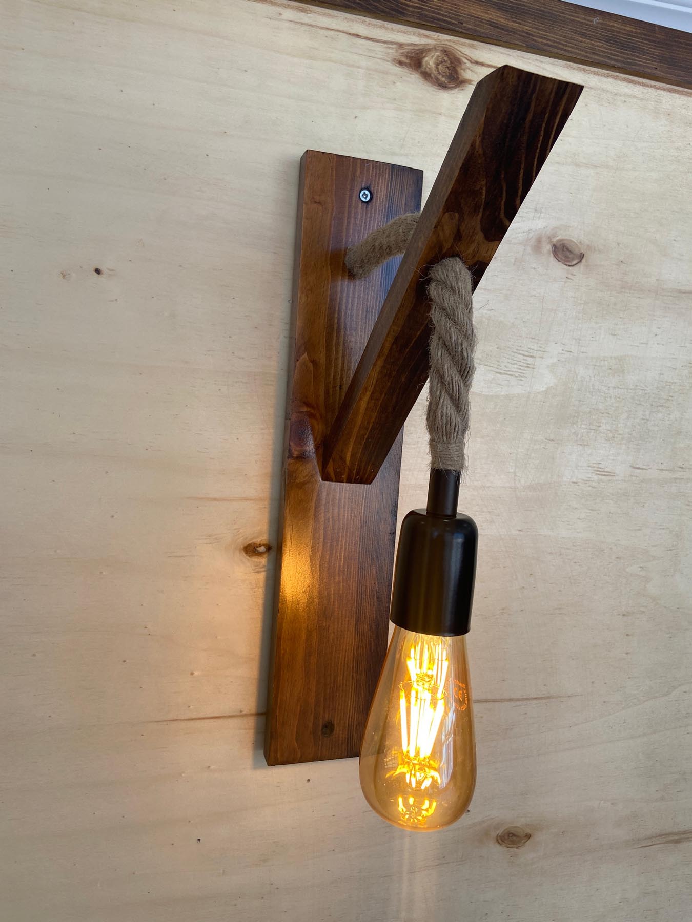 Ahşap Aplik 18 in Walnuss präsentiert im Onlineshop von KAQTU Design AG. Wandleuchte ist von Opviq