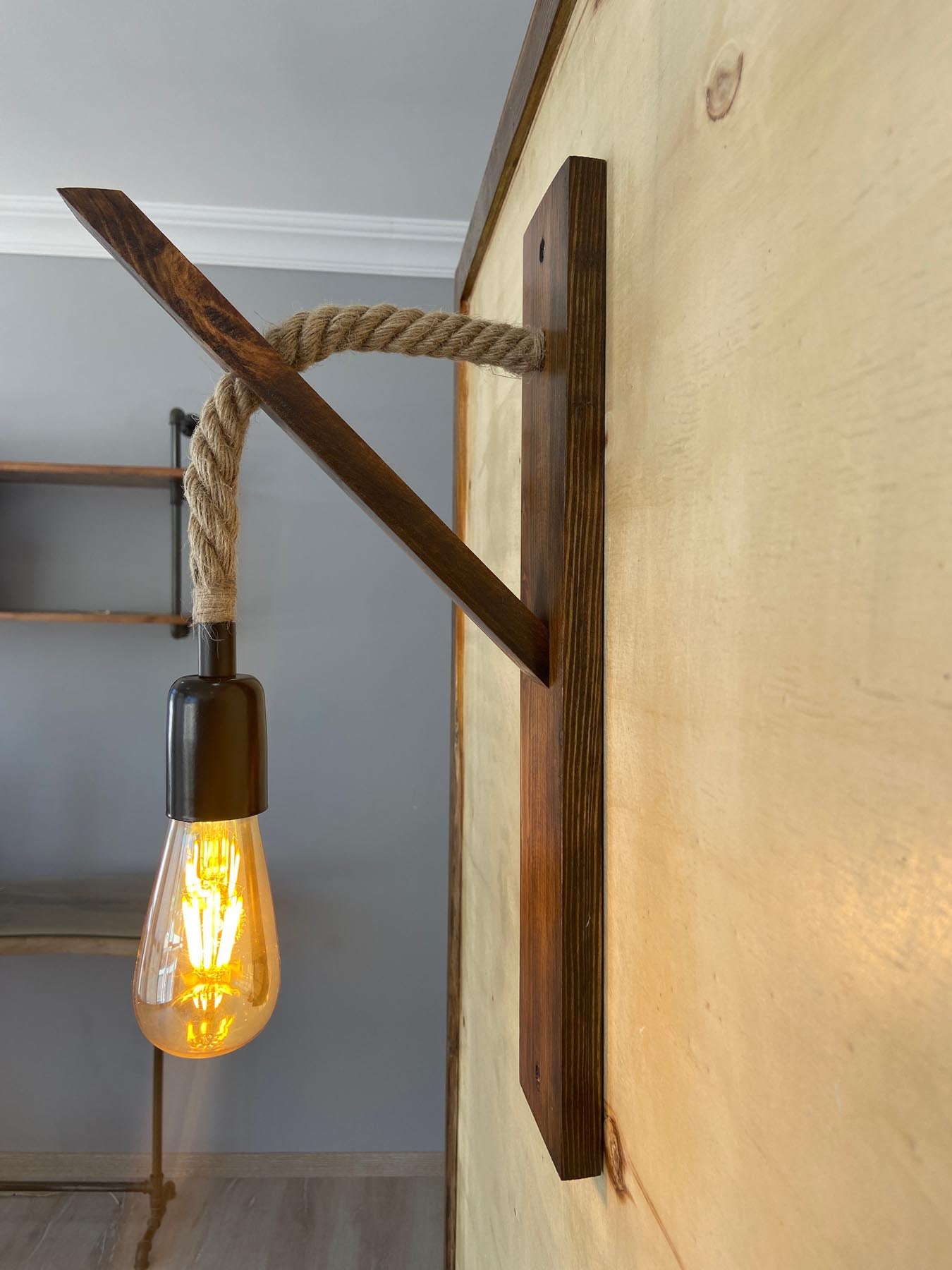 Ahşap Aplik 18 in Walnuss präsentiert im Onlineshop von KAQTU Design AG. Wandleuchte ist von Opviq