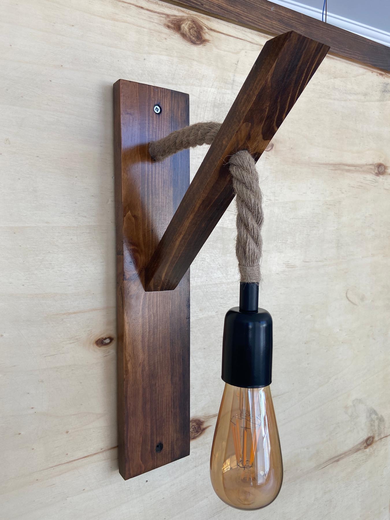 Ahşap Aplik 18 in Walnuss präsentiert im Onlineshop von KAQTU Design AG. Wandleuchte ist von Opviq