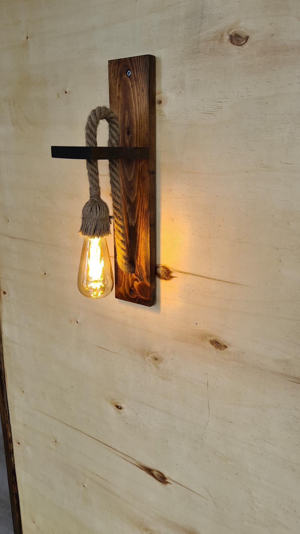 Ahşap Aplik 23 in Walnuss präsentiert im Onlineshop von KAQTU Design AG. Wandleuchte ist von Opviq