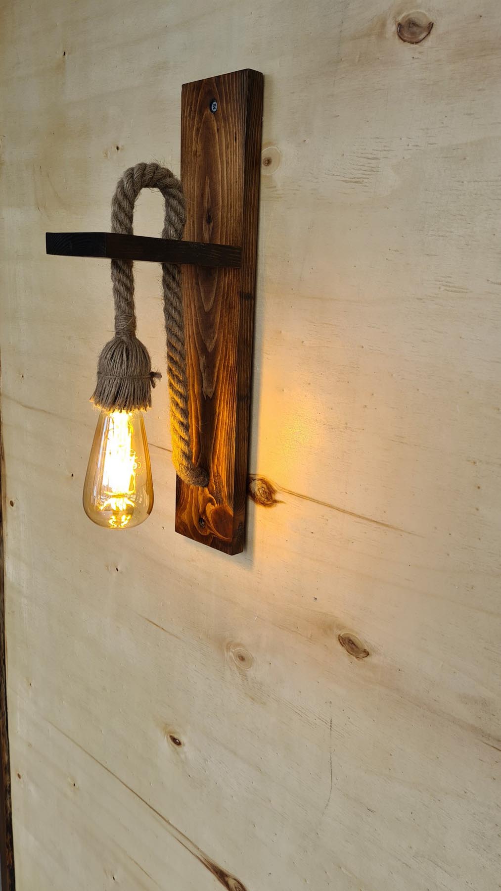Ahşap Aplik 23 in Walnuss präsentiert im Onlineshop von KAQTU Design AG. Wandleuchte ist von Opviq