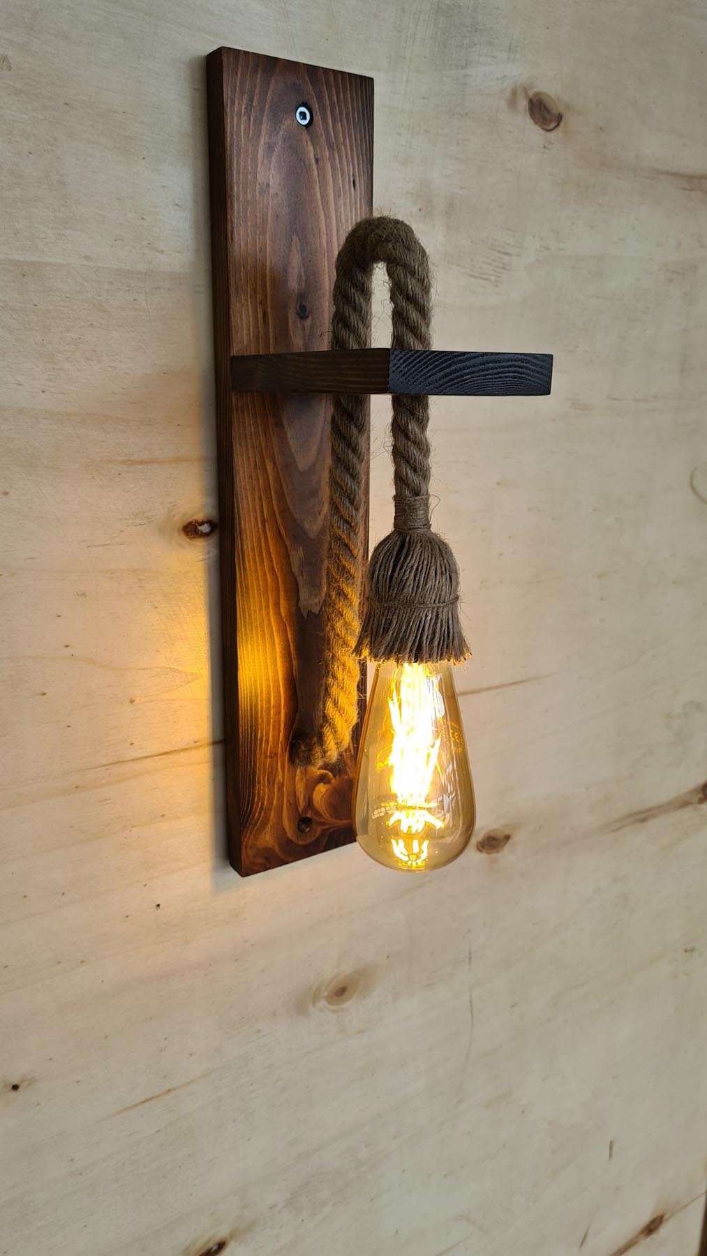 Ahşap Aplik 23 in Walnuss präsentiert im Onlineshop von KAQTU Design AG. Wandleuchte ist von Opviq