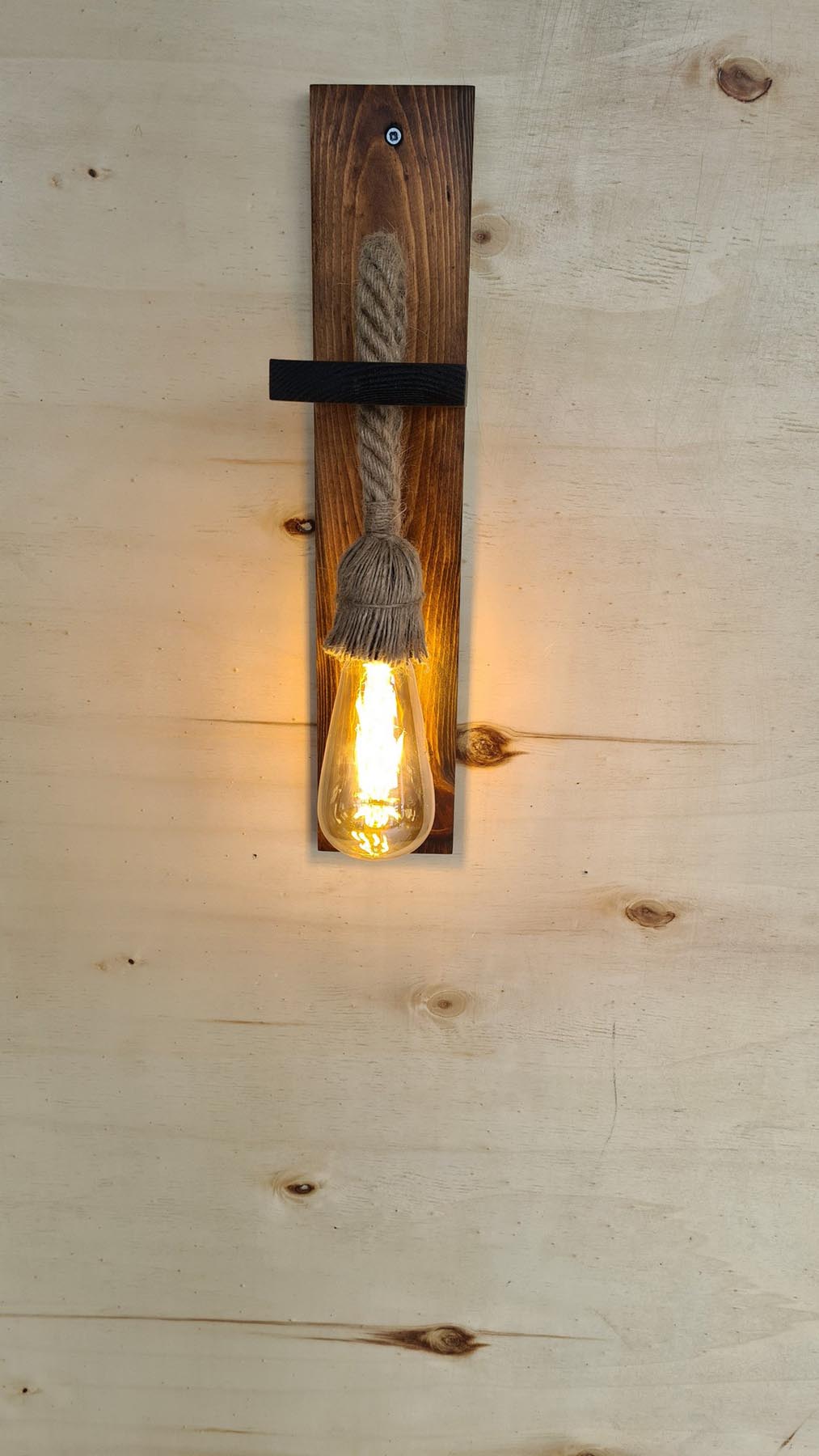 Ahşap Aplik 23 in Walnuss präsentiert im Onlineshop von KAQTU Design AG. Wandleuchte ist von Opviq