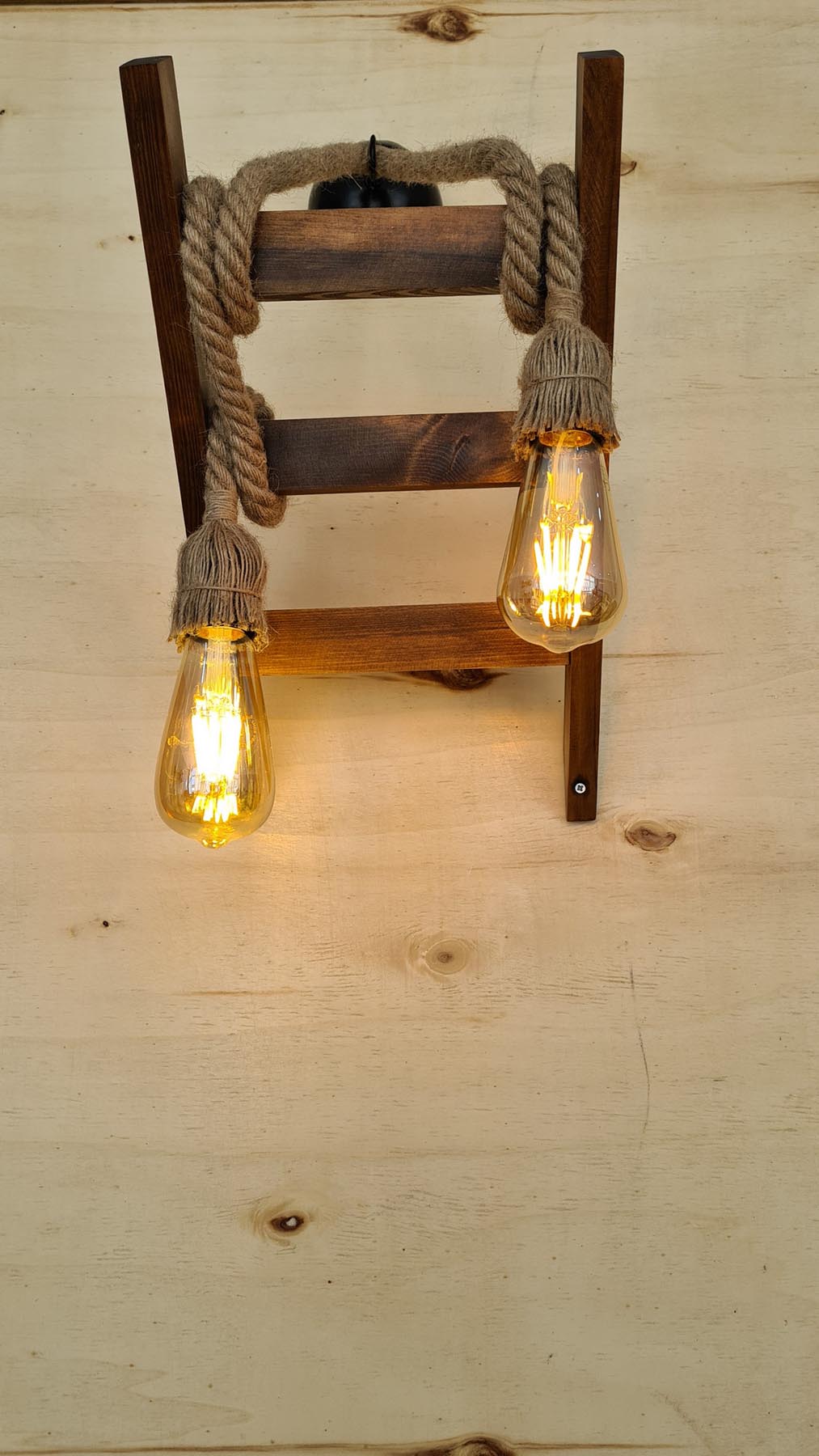 Merdiven Halat Aplik in Walnuss präsentiert im Onlineshop von KAQTU Design AG. Wandleuchte ist von Opviq