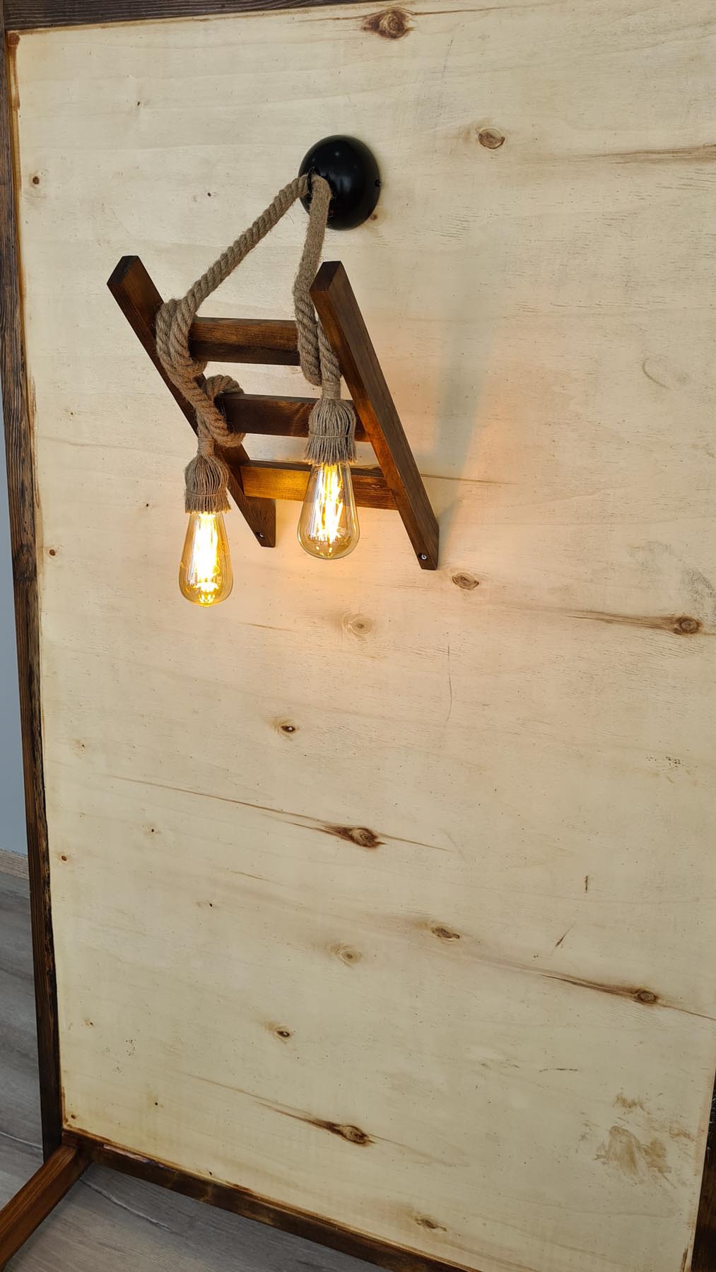 Merdiven Halat Aplik in Walnuss präsentiert im Onlineshop von KAQTU Design AG. Wandleuchte ist von Opviq