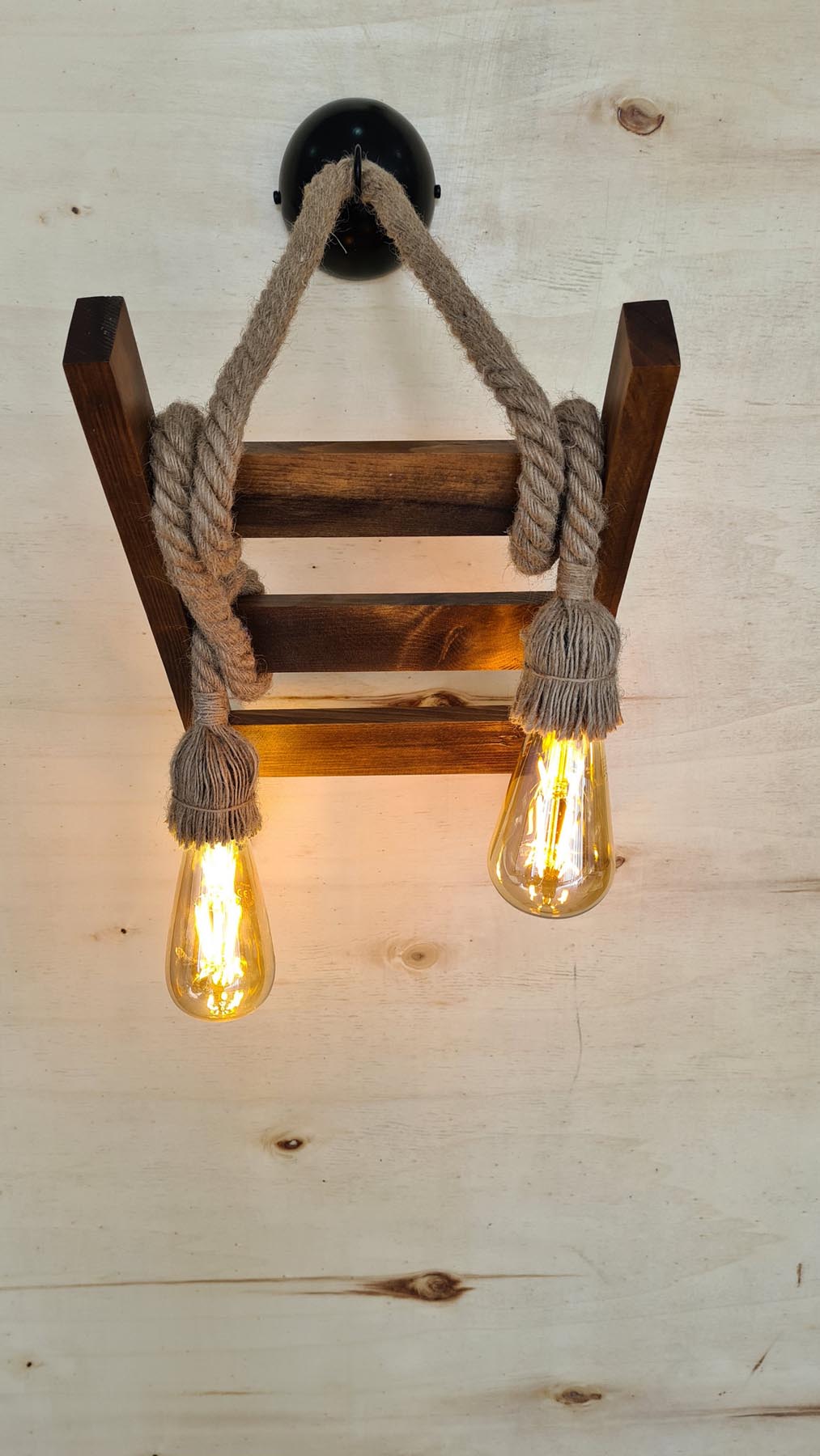 Merdiven Halat Aplik in Walnuss präsentiert im Onlineshop von KAQTU Design AG. Wandleuchte ist von Opviq