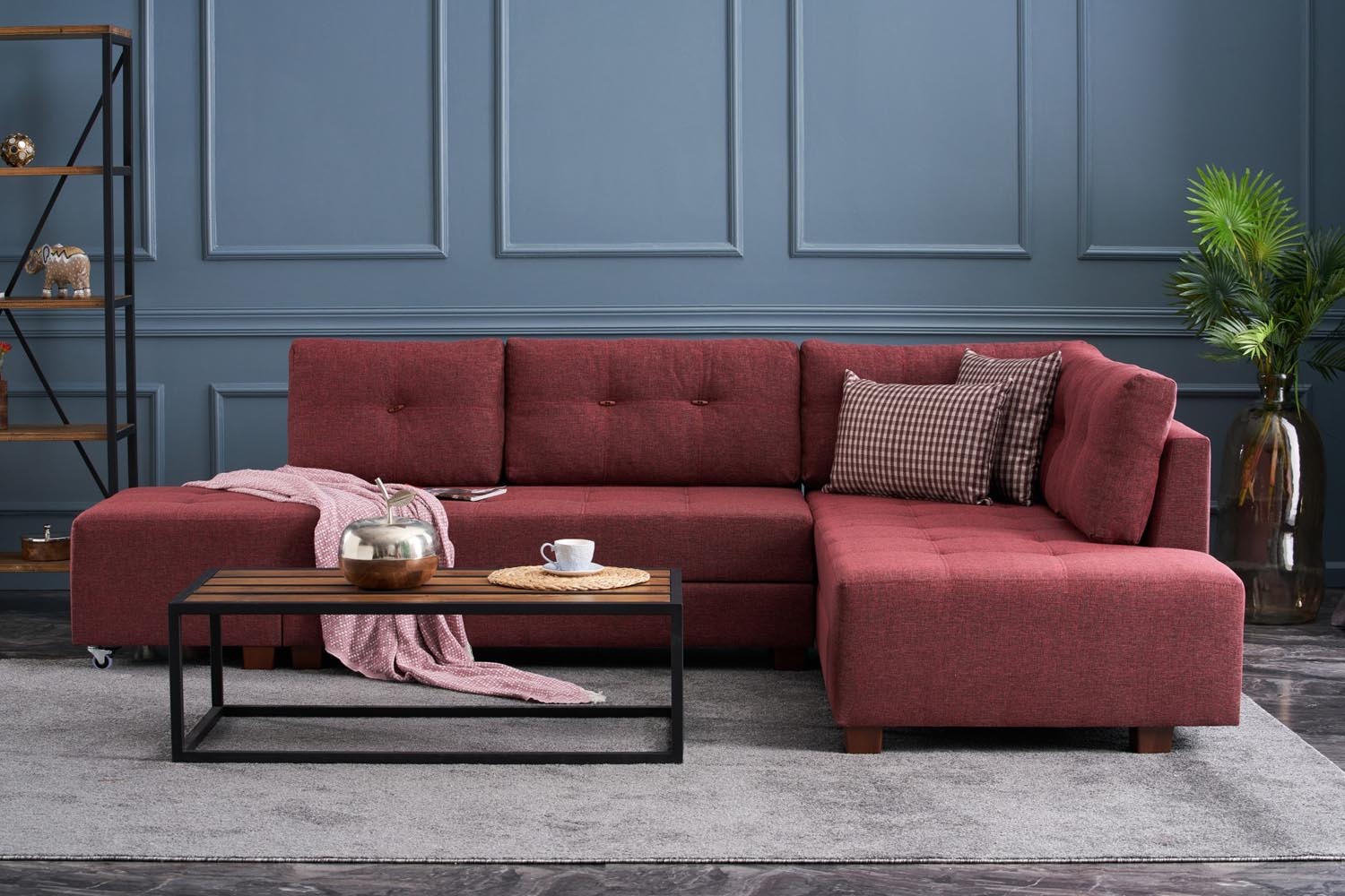 Manama Corner Sofa Bed Right - Claret Red in Karmesinrot präsentiert im Onlineshop von KAQTU Design AG. Bettsofa ist von Atelier Del Sofa