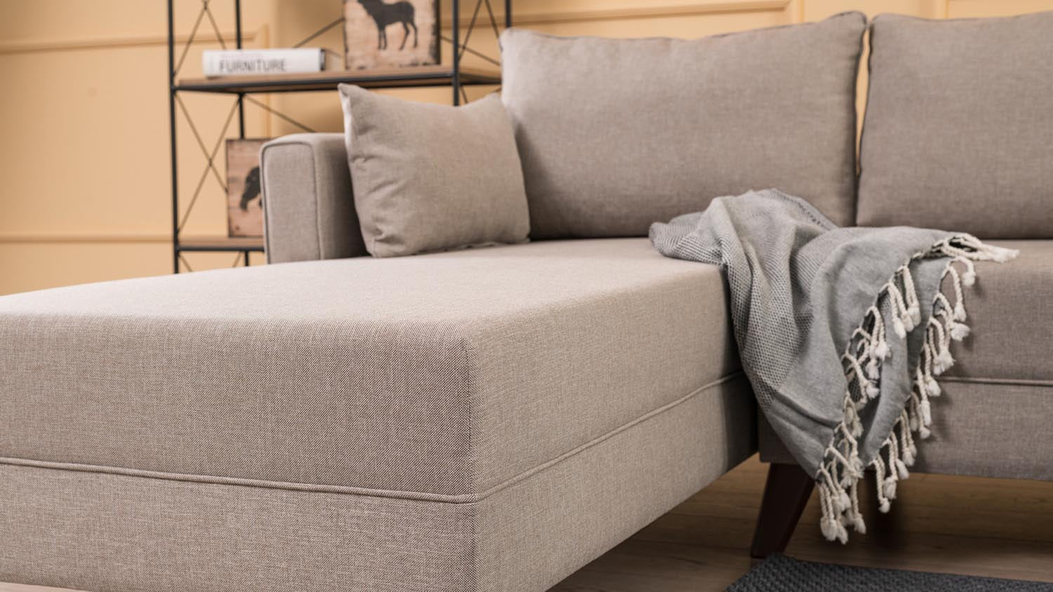 Bella Corner Sofa Left 1 - Cream in Sahne präsentiert im Onlineshop von KAQTU Design AG. Ecksofa ist von Atelier Del Sofa