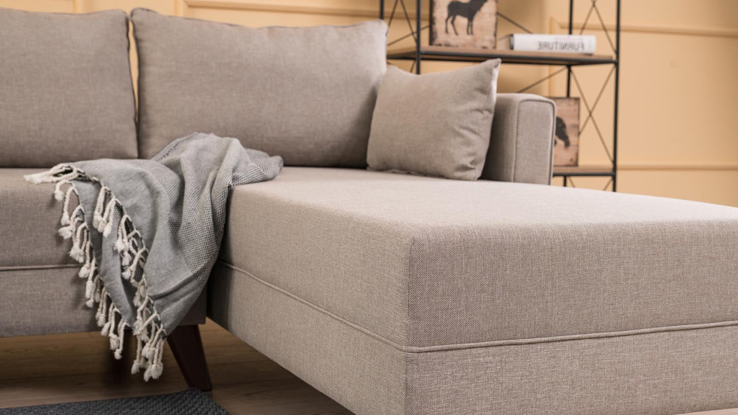 Bella Corner Sofa Right 1 - Cream in Sahne präsentiert im Onlineshop von KAQTU Design AG. Ecksofa ist von Atelier Del Sofa