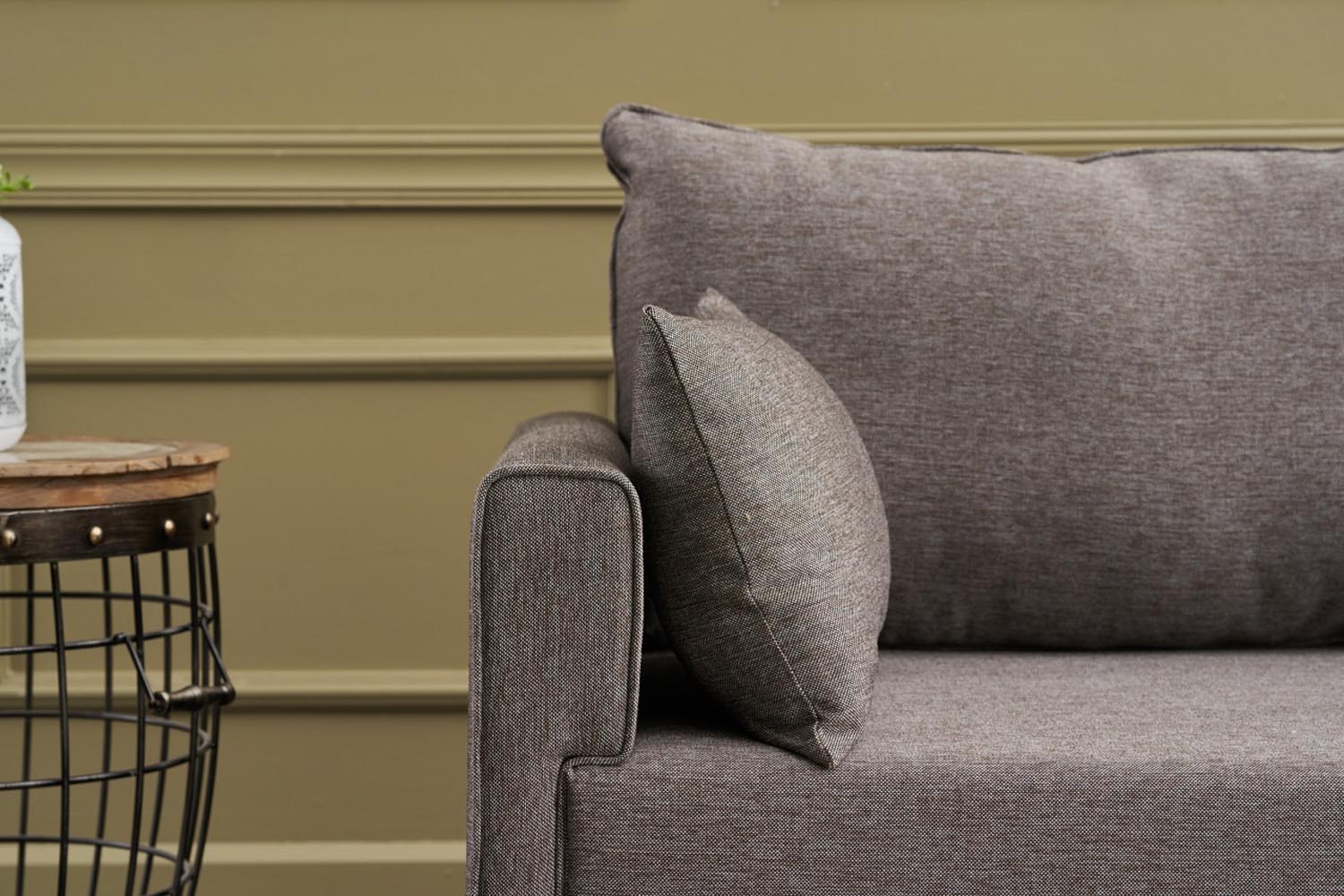 Bella Sofa For 3 Pr - Brown in Braun präsentiert im Onlineshop von KAQTU Design AG. 3er Sofa ist von Atelier Del Sofa