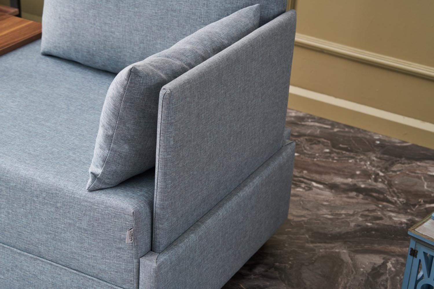 Fly Right - Light Blue in Blau präsentiert im Onlineshop von KAQTU Design AG. Modulares Sofa ist von Atelier Del Sofa
